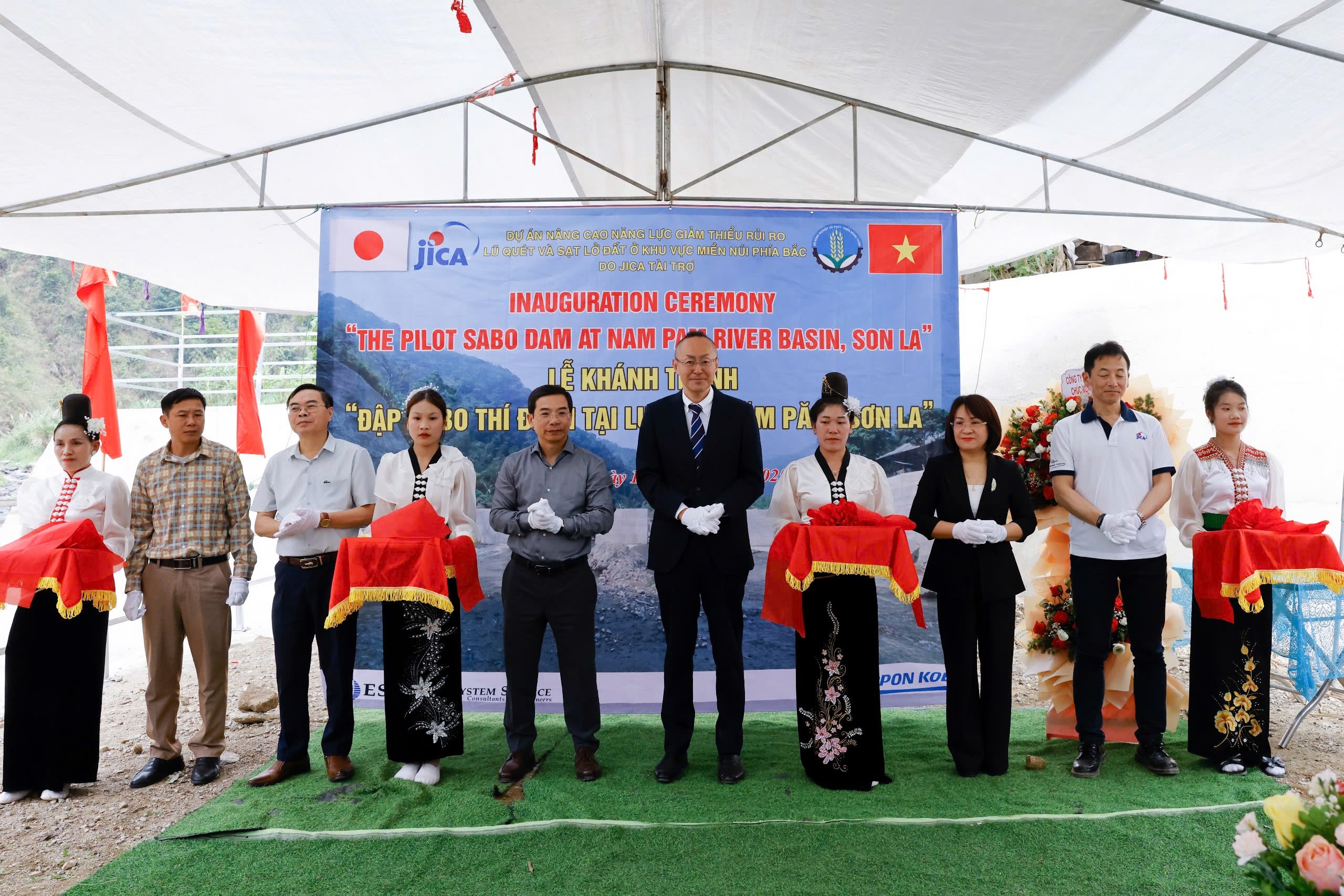 Các đại biểu cắt băng khánh thành
