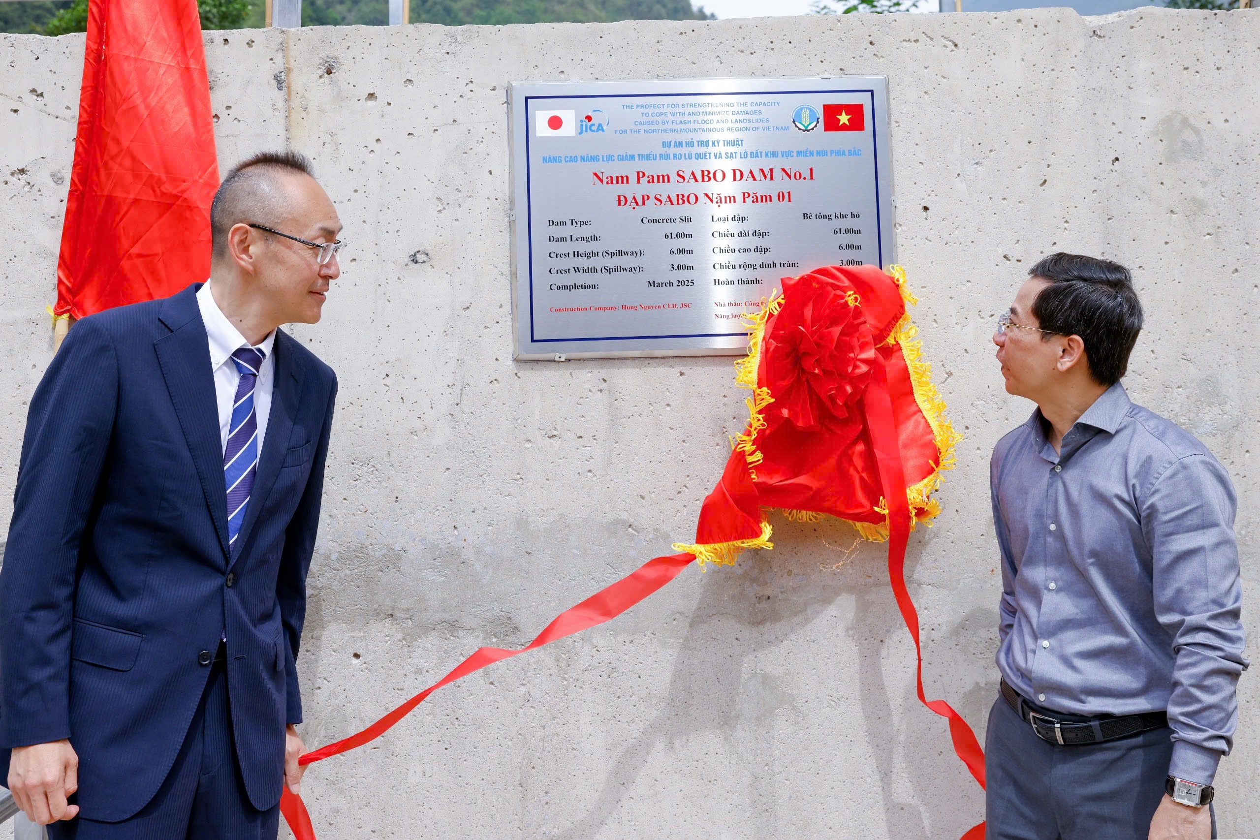Lễ gắn biển công trình đập Sabo. Ảnh: JICA