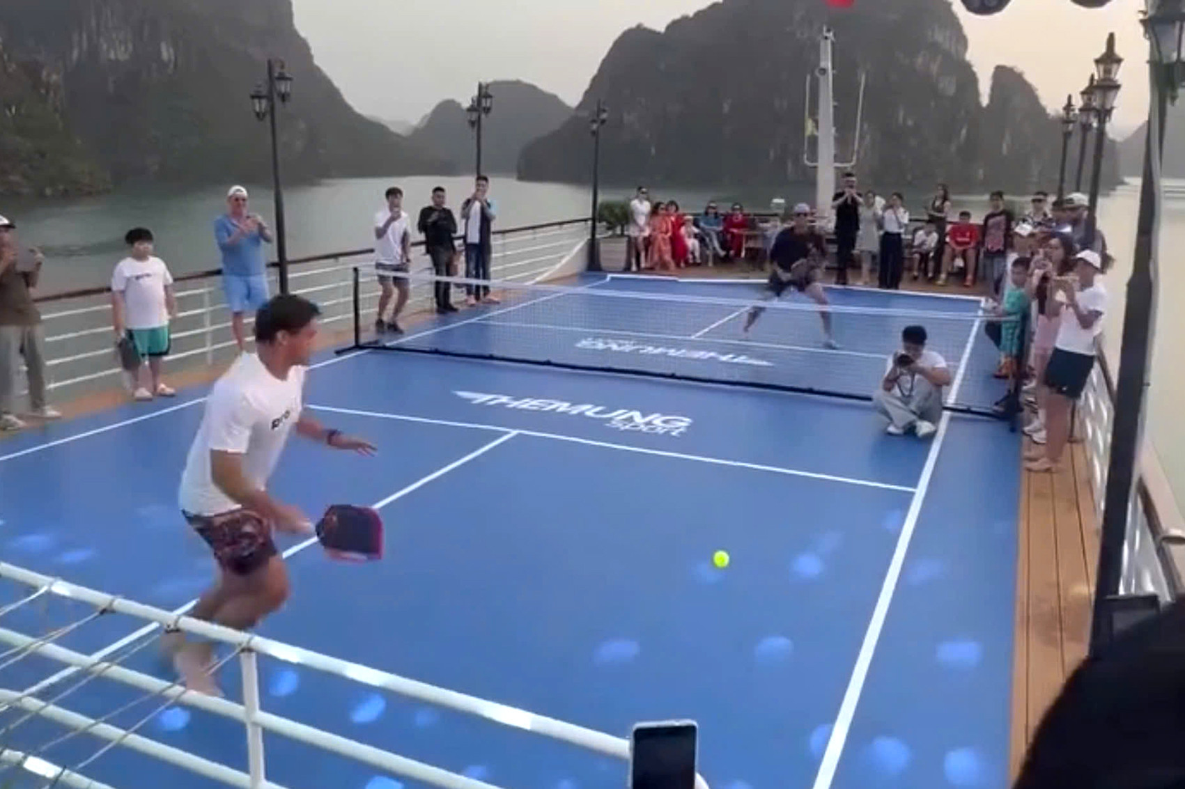 Cứu quả bóng trong trận Pickleball trên tàu du lịch, du khách lao người xuống vịnh Hạ Long- Ảnh 1.
