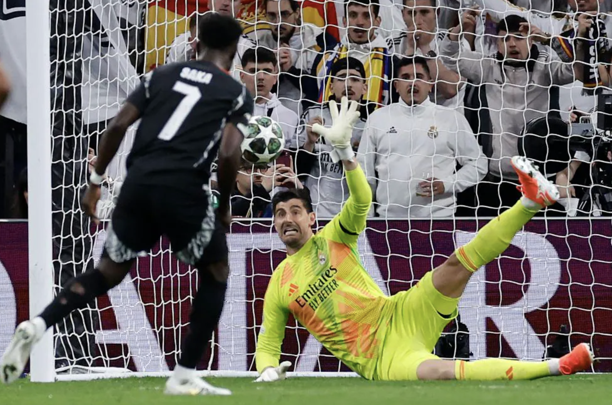 Arsenal mừng chiến thắng tại Bernabeu, Real Madrid th&agrave;nh cựu vương- Ảnh 1.