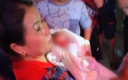 Tìm người thân của bé trai hơn 1 tháng tuổi bị bỏ rơi trong đêm
