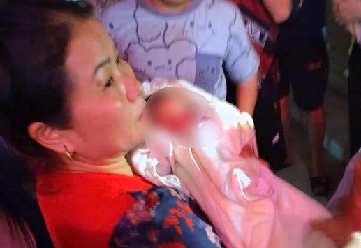 Tìm người thân của bé trai hơn 1 tháng tuổi bị bỏ rơi trong đêm- Ảnh 1.