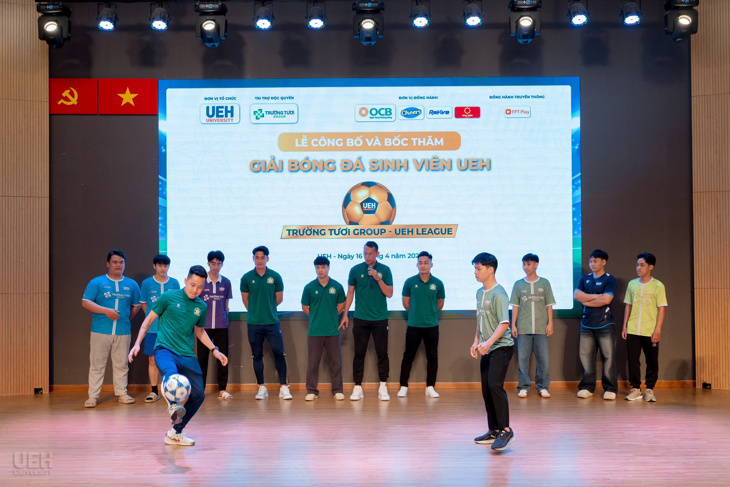 C&ocirc;ng Phượng "truyền lửa" cho b&oacute;ng đ&aacute; học đường ở lễ ra mắt giải UEH League 2025- Ảnh 1.