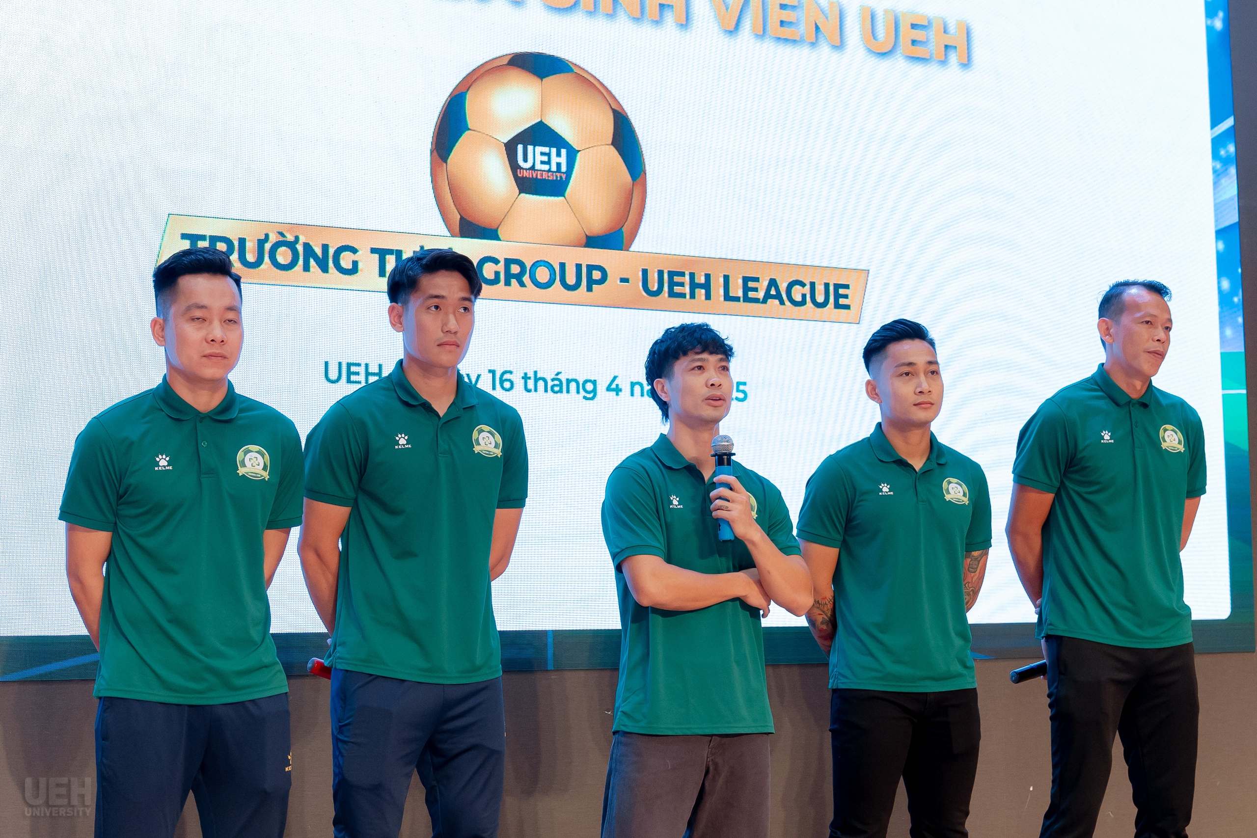 C&ocirc;ng Phượng "truyền lửa" cho b&oacute;ng đ&aacute; học đường ở lễ ra mắt giải UEH League 2025- Ảnh 2.