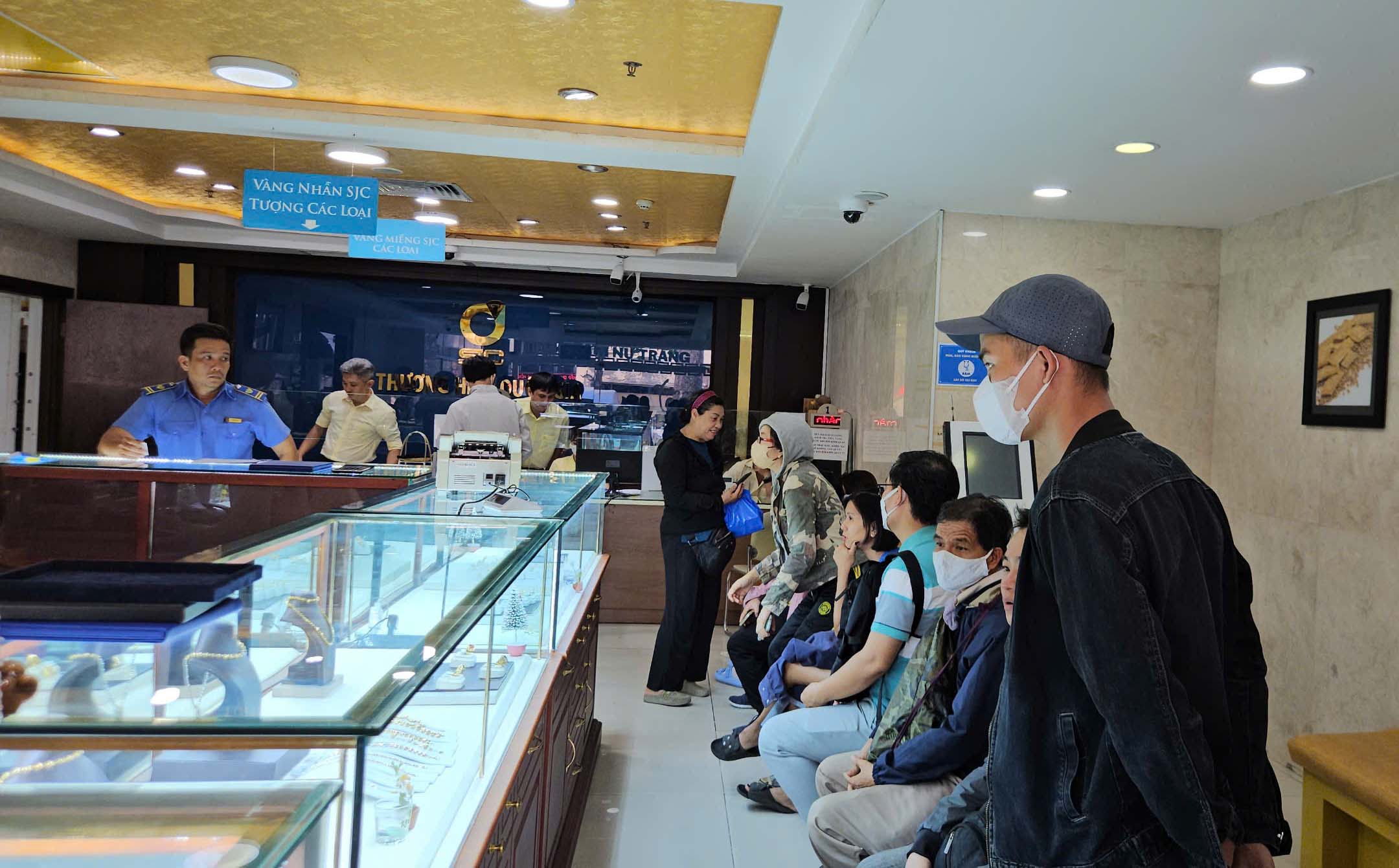 Vàng miếng SJC lại bị làm giá?- Ảnh 1.