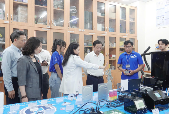 Giảng viên và sinh viên Đại học Quốc gia TP HCM giới thiệu một nghiên cứu mới với Phó Chủ tịch Quốc hội Lê Minh Hoan Ảnh: GIANG NAM