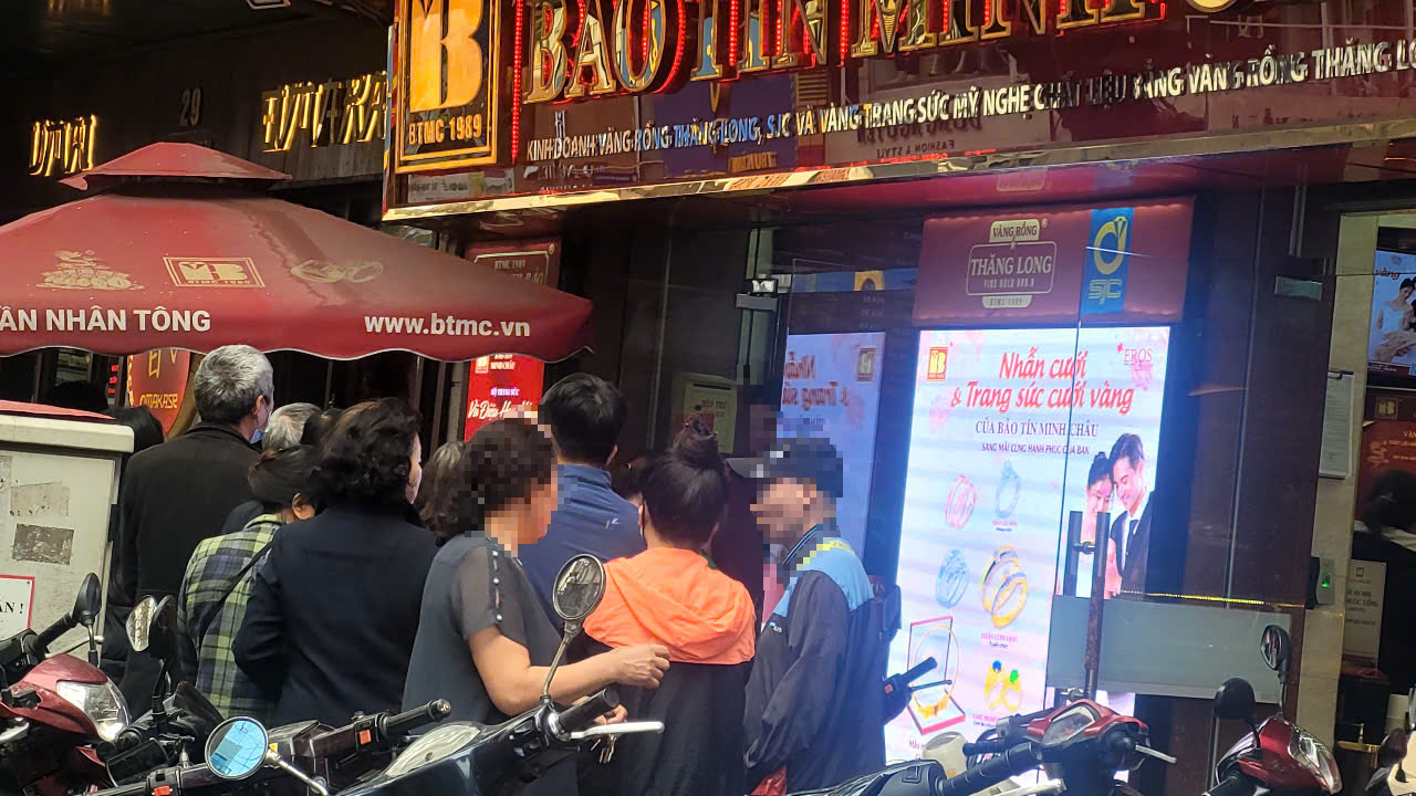Tiếc vì "bay" trăm triệu do chốt lời sai thời điểm, giờ xếp hàng chỉ mua được 1 chỉ vàng/ngày- Ảnh 1.