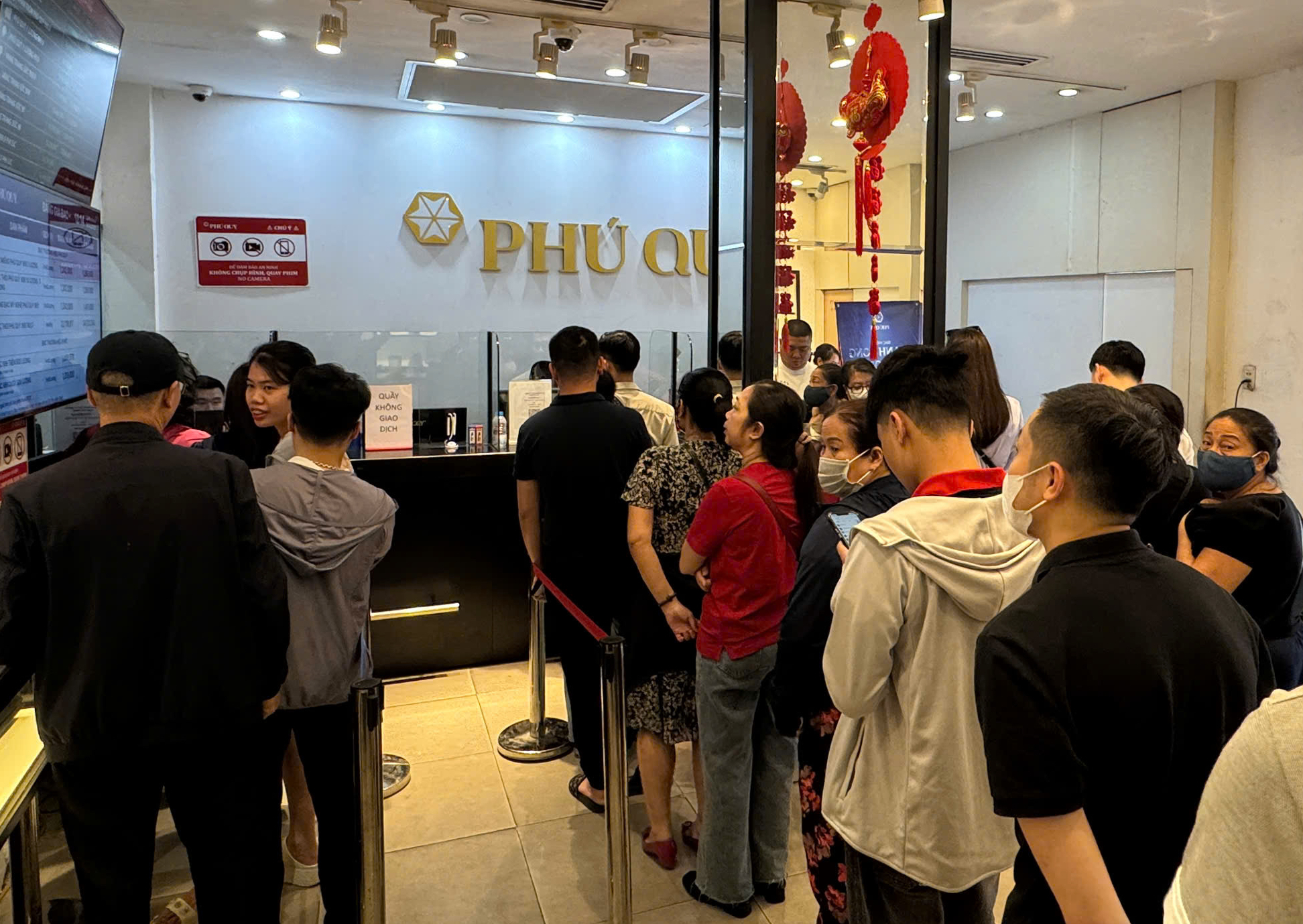 Tiếc vì "bay" trăm triệu do chốt lời sai thời điểm, giờ xếp hàng chỉ mua được 1 chỉ vàng/ngày- Ảnh 3.