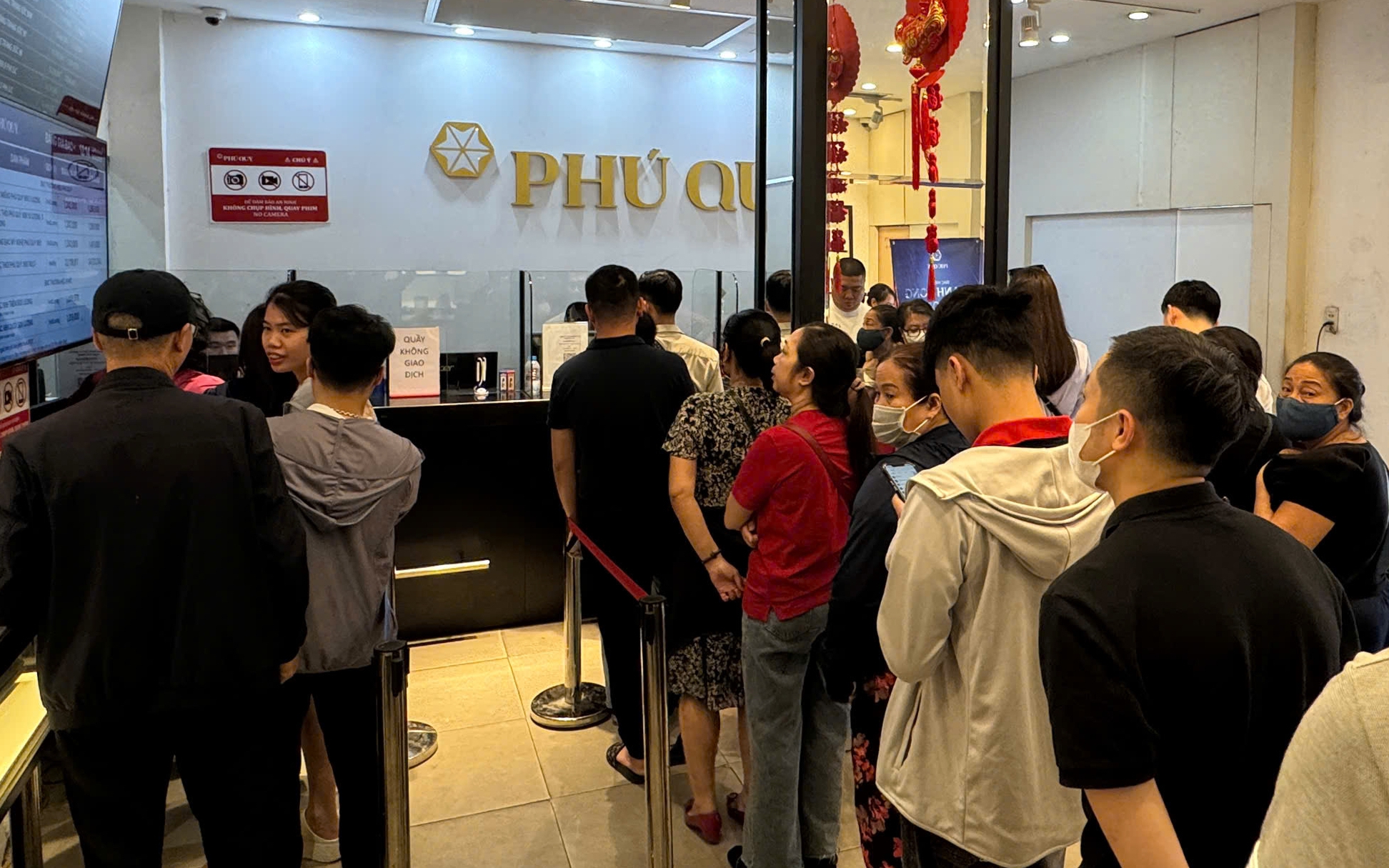 Tiếc vì "bay" trăm triệu do chốt lời sai thời điểm, giờ xếp hàng chỉ mua được 1 chỉ vàng/ngày