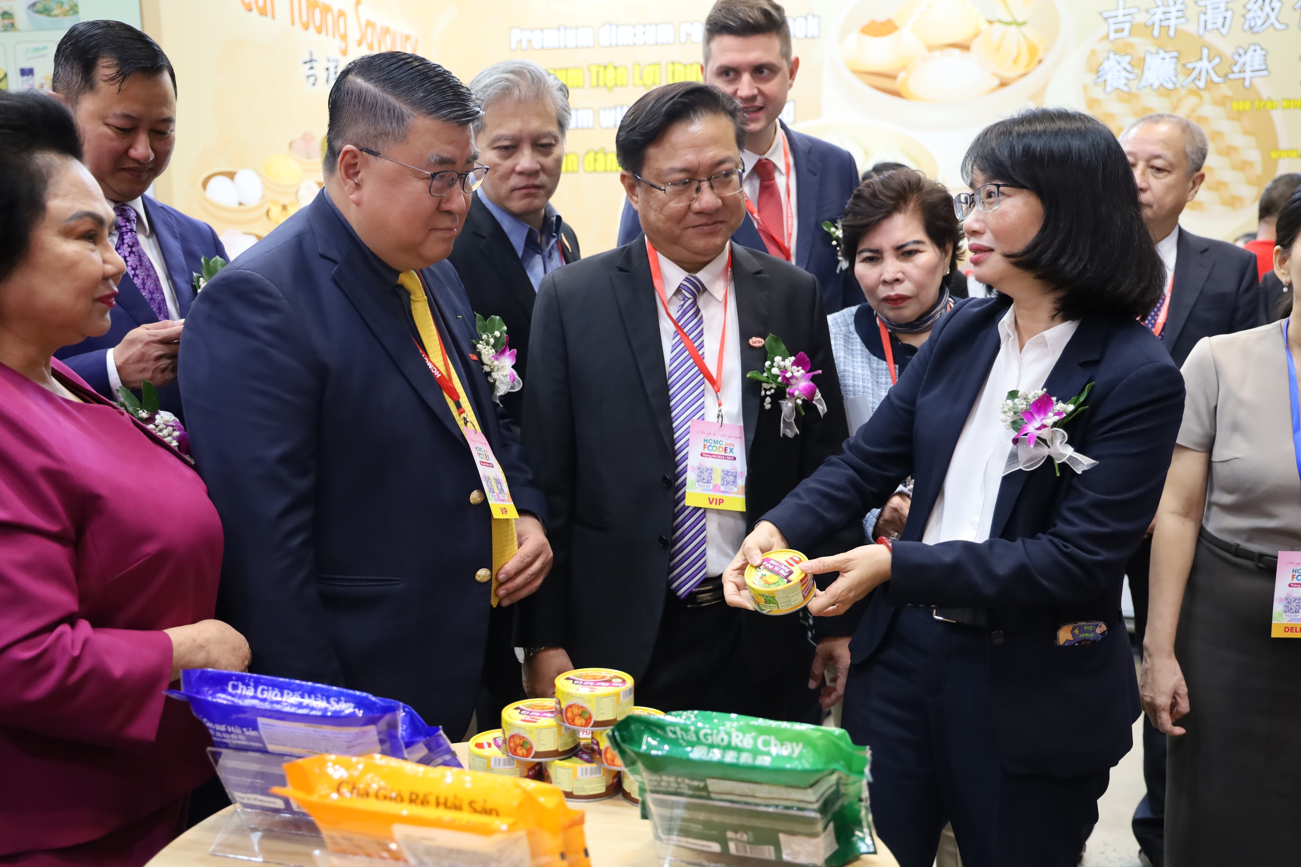 Sở An to&agrave;n Thực phẩm khẩn trương r&agrave; so&aacute;t thị trường sữa TP HCM sau vụ sữa bột giả- Ảnh 4.