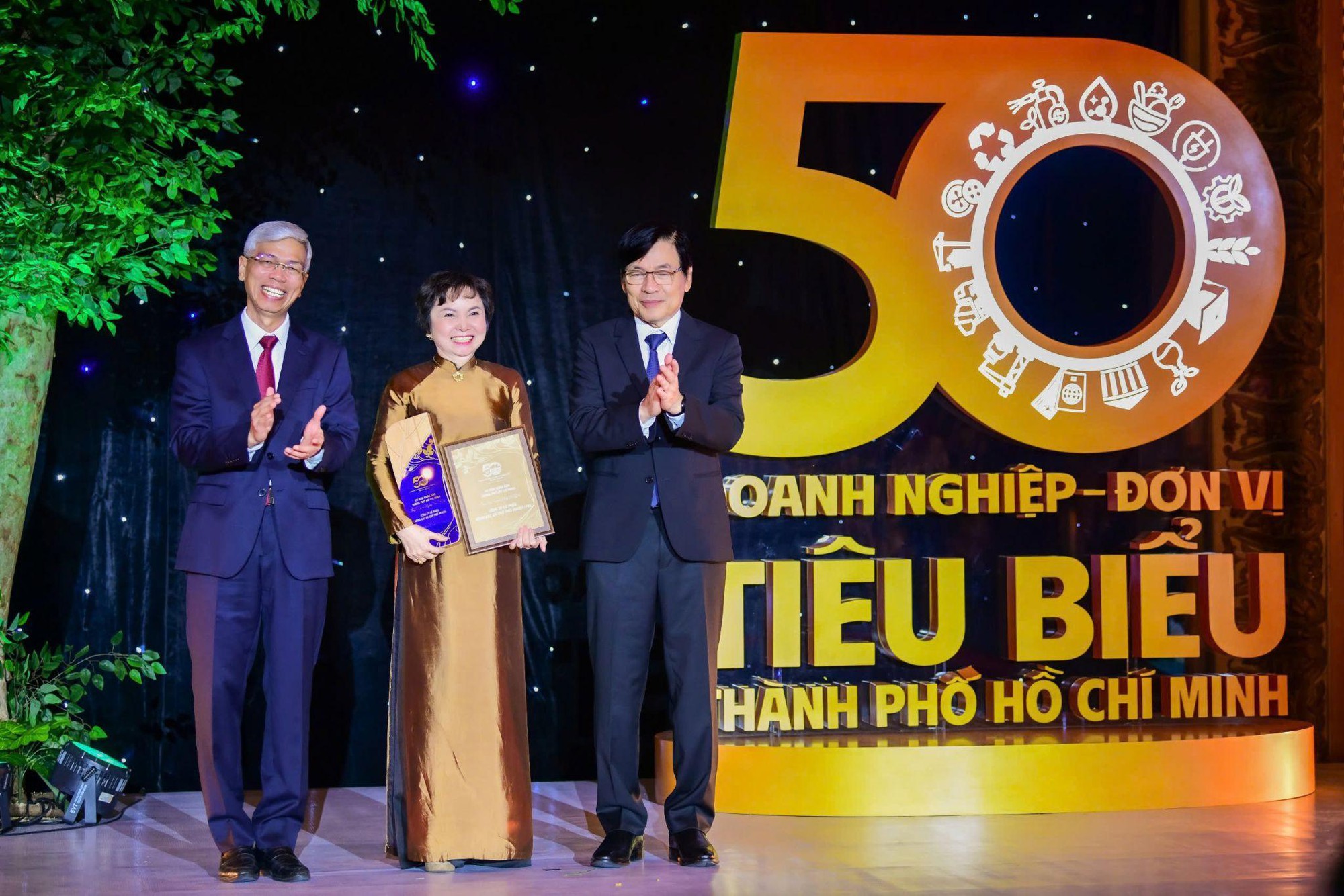 PNJ được tôn vinh doanh nghiệp tiêu biểu có thương hiệu chủ lực của TP HCM- Ảnh 1.