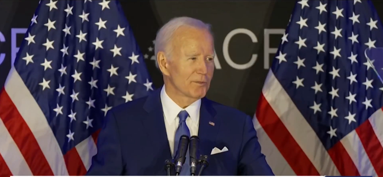 Tổng thống Joe Biden phát biểu hôm 15-4. Ảnh: NBCChicago