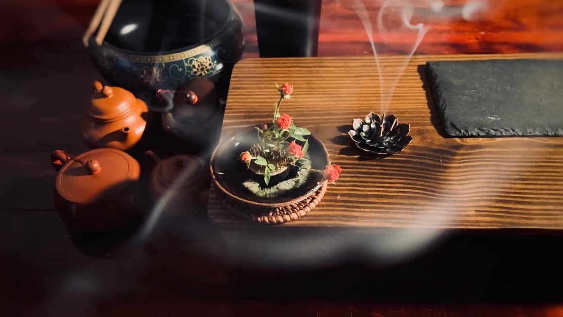 Trầm hương vấn vít quanh không gian trà đạo