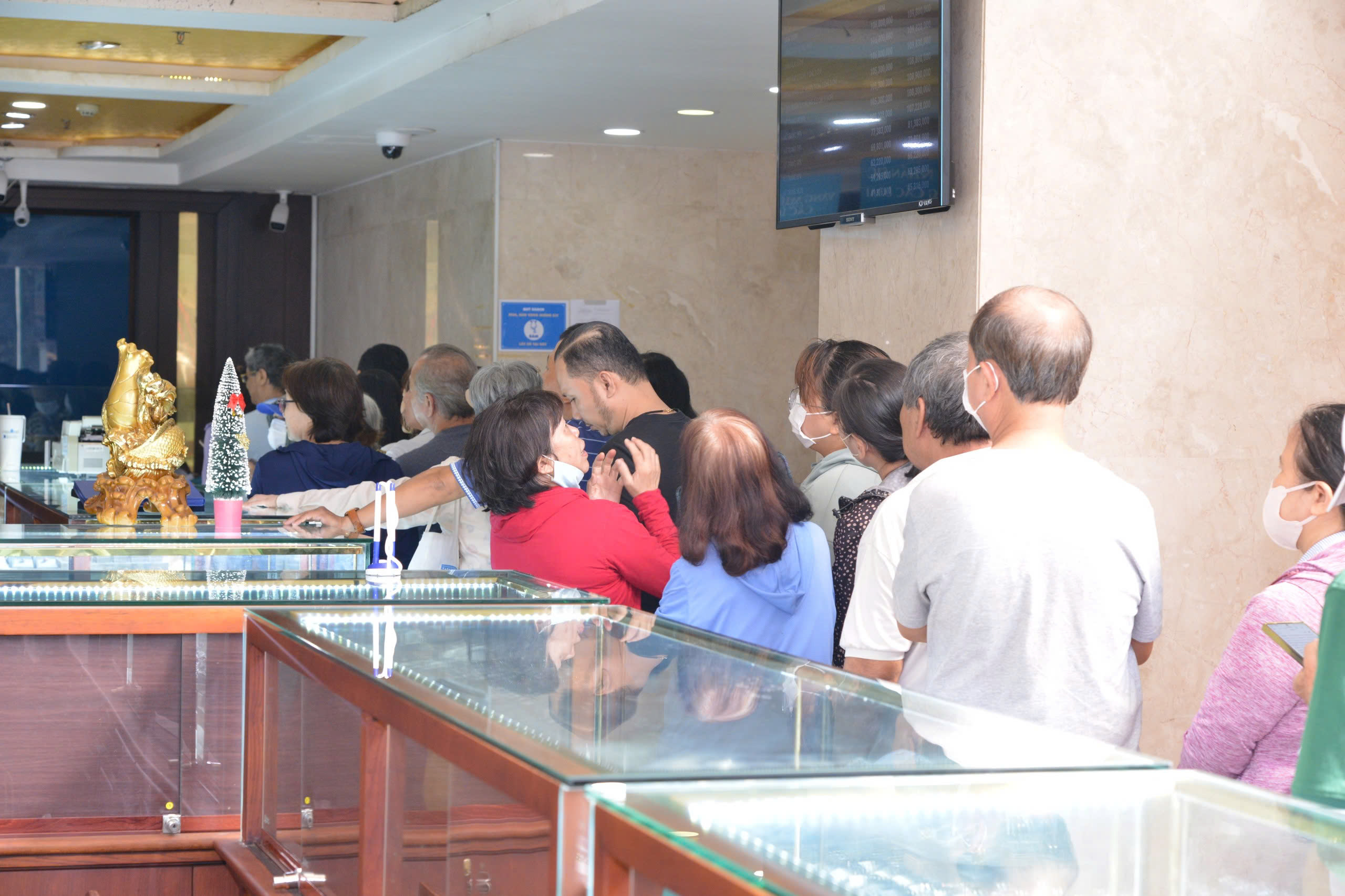 V&agrave;ng miếng SJC nhảy vọt l&ecirc;n tr&ecirc;n 115 triệu đồng/lượng, người d&acirc;n xếp h&agrave;ng nhưng kh&ocirc;ng mua được- Ảnh 3.