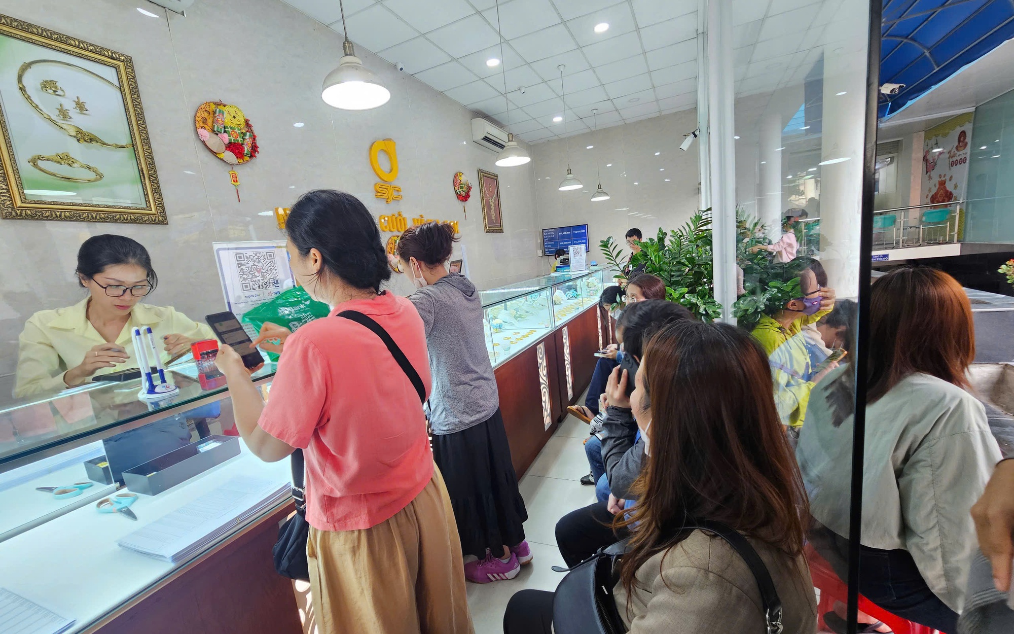 Vàng miếng SJC nhảy vọt lên trên 115 triệu đồng/lượng, người dân xếp hàng nhưng không mua được