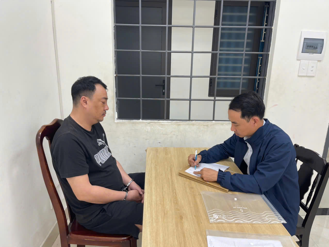 Cựu nh&acirc;n vi&ecirc;n ng&acirc;n h&agrave;ng ở Quảng Nam bị truy n&atilde; đặc biệt đ&atilde; bị bắt- Ảnh 1.