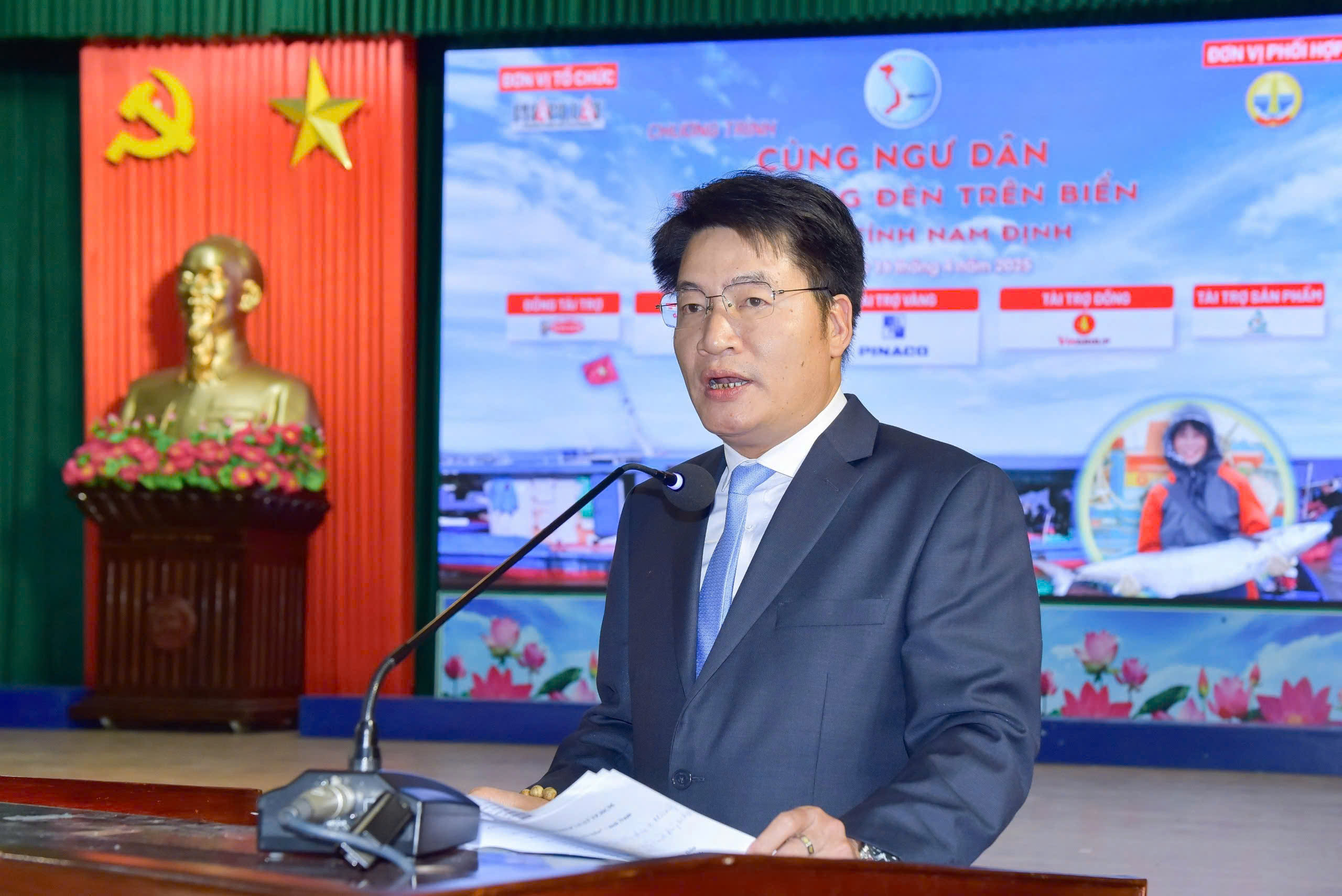 "Cùng ngư dân thắp sáng đèn trên biển" đến với ngư dân Nam Định- Ảnh 1.