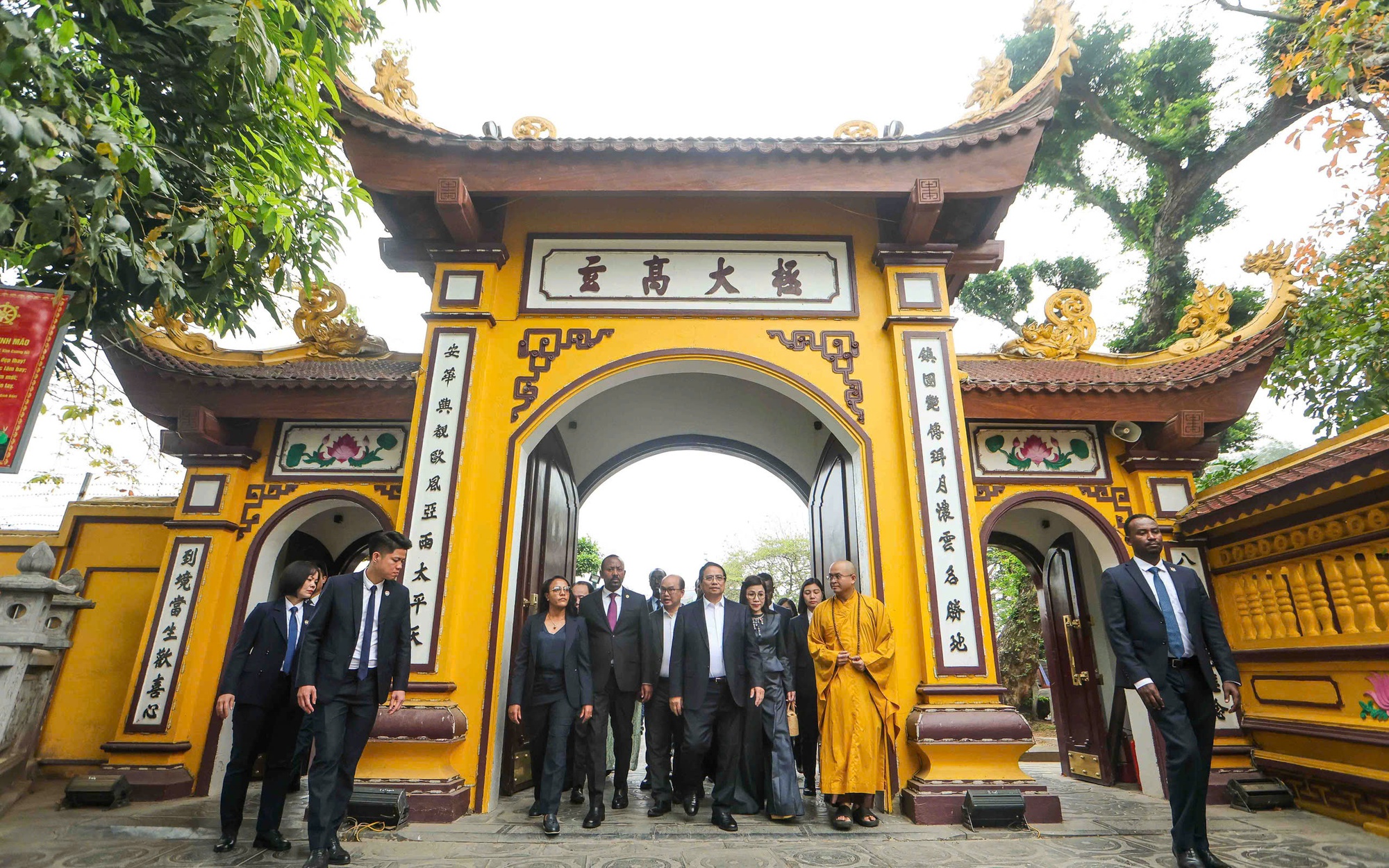 Hai Thủ tướng Việt Nam - Ethiopia tham quan chùa Trấn Quốc