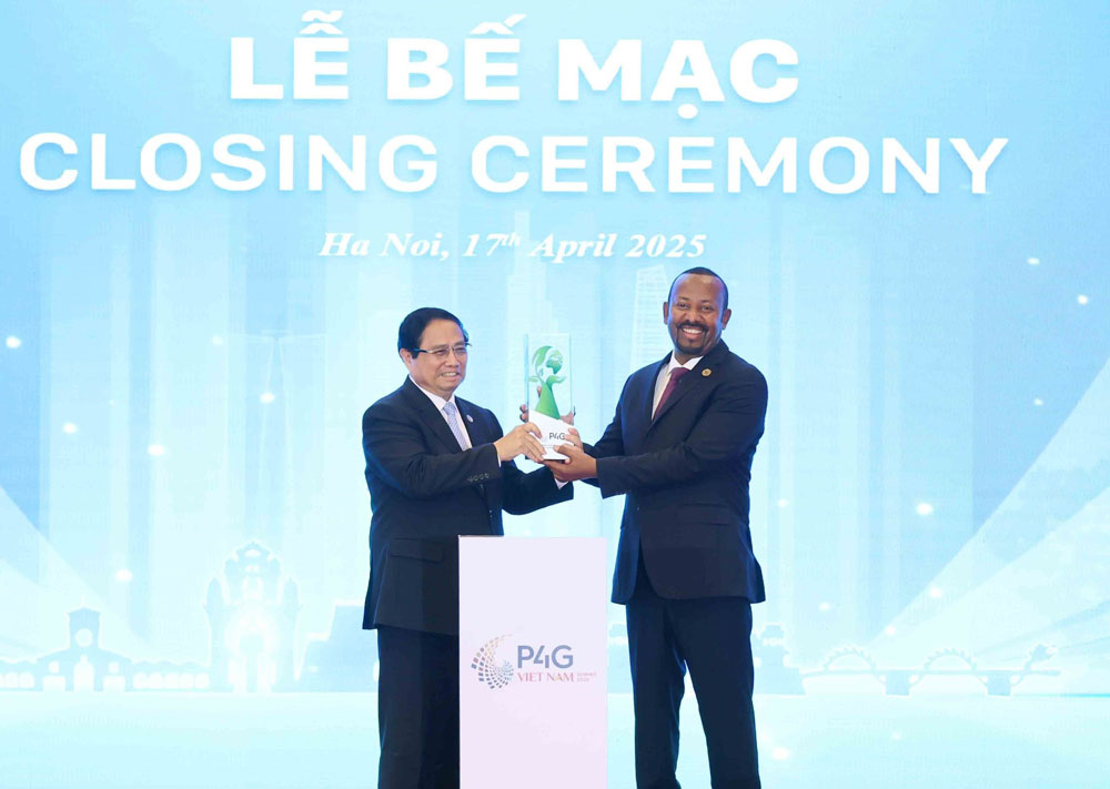 Thủ tướng Phạm Minh Ch&iacute;nh v&agrave; Thủ tướng Ethiopia Abiy Ahmed Ali thực hiện nghi lễ chuyển giao vai tr&ograve; chủ nh&agrave; Hội nghị Thượng đỉnh P4G lần thứ 5 (năm 2027) cho Ethiopia. Ảnh: TTXVN