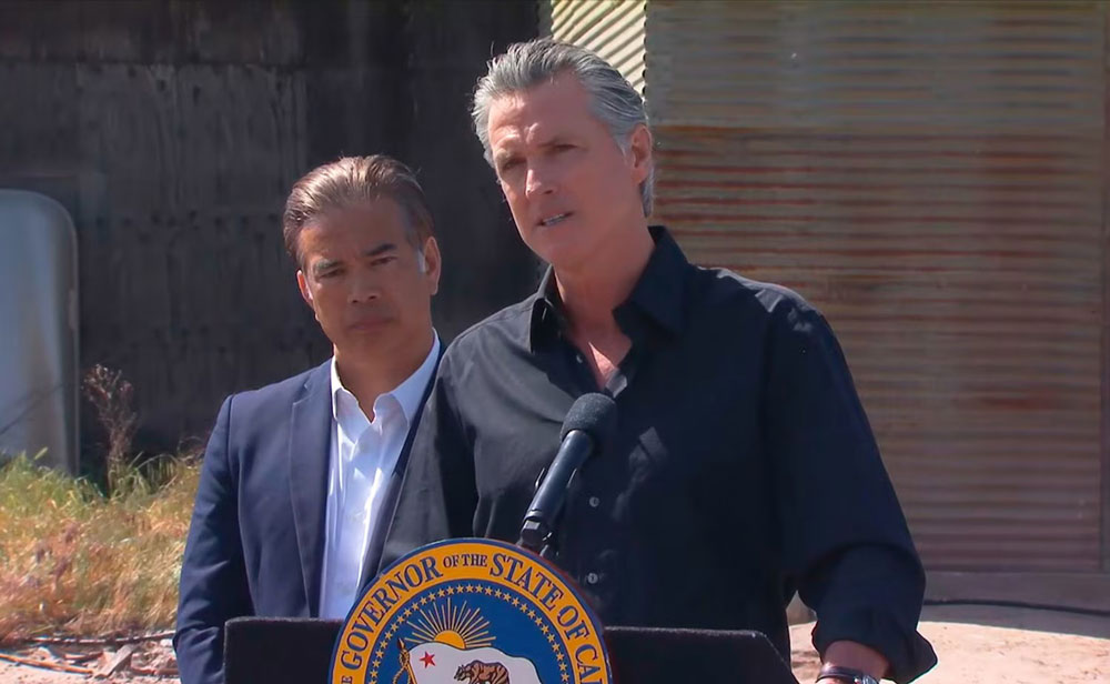 Thống đốc Gavin Newsom (phải) và Tổng chưởng lý Rob Bonta của bang California - Mỹ tại cuộc họp báo về thuế quan tại TP Ceres hôm 16-4. Ảnh: KSFN