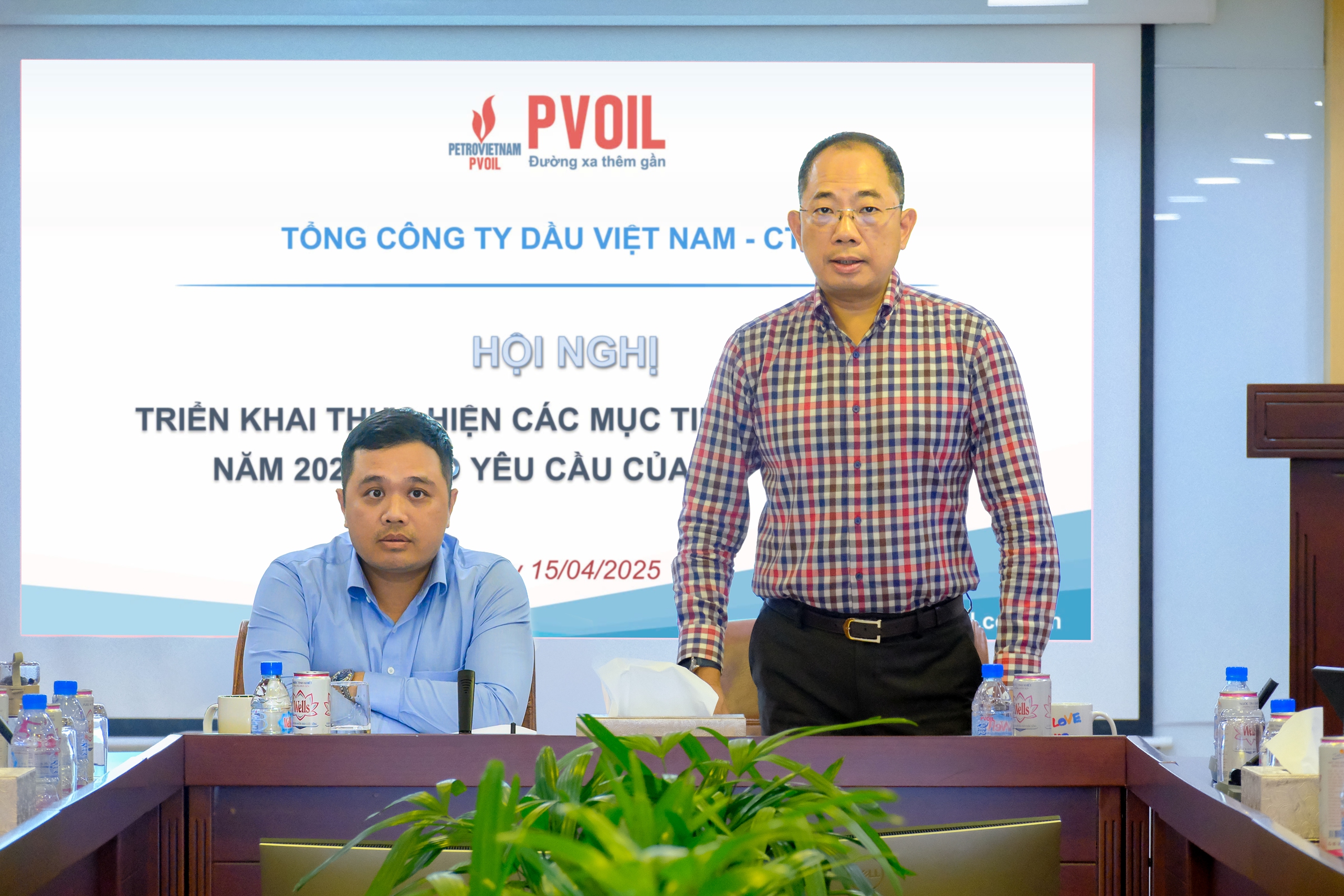 Ông Cao Hoài Dương - Bí thư Đảng ủy, Chủ tịch HĐQT và ông Nguyễn Đăng Trình - Phó Bí thư Đảng ủy, Tổng Giám đốc PVOIL chủ trì hội nghị