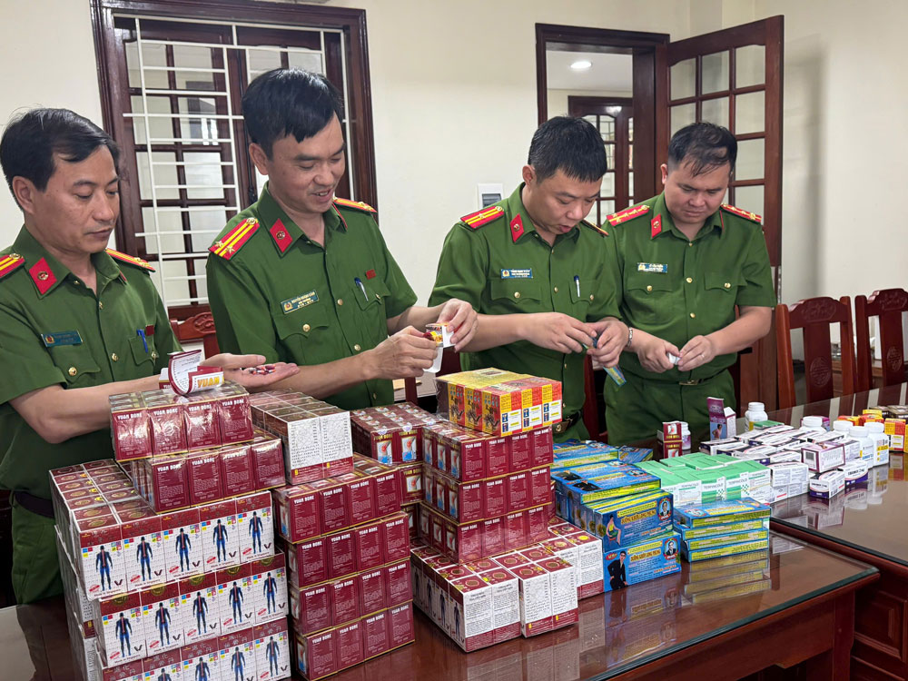 Công an thu giữ nhiều sản phẩm trong đường dây sản xuất, buôn bán thuốc giả vừa bị triệt phá. (Ảnh do cơ quan công an cung cấp)