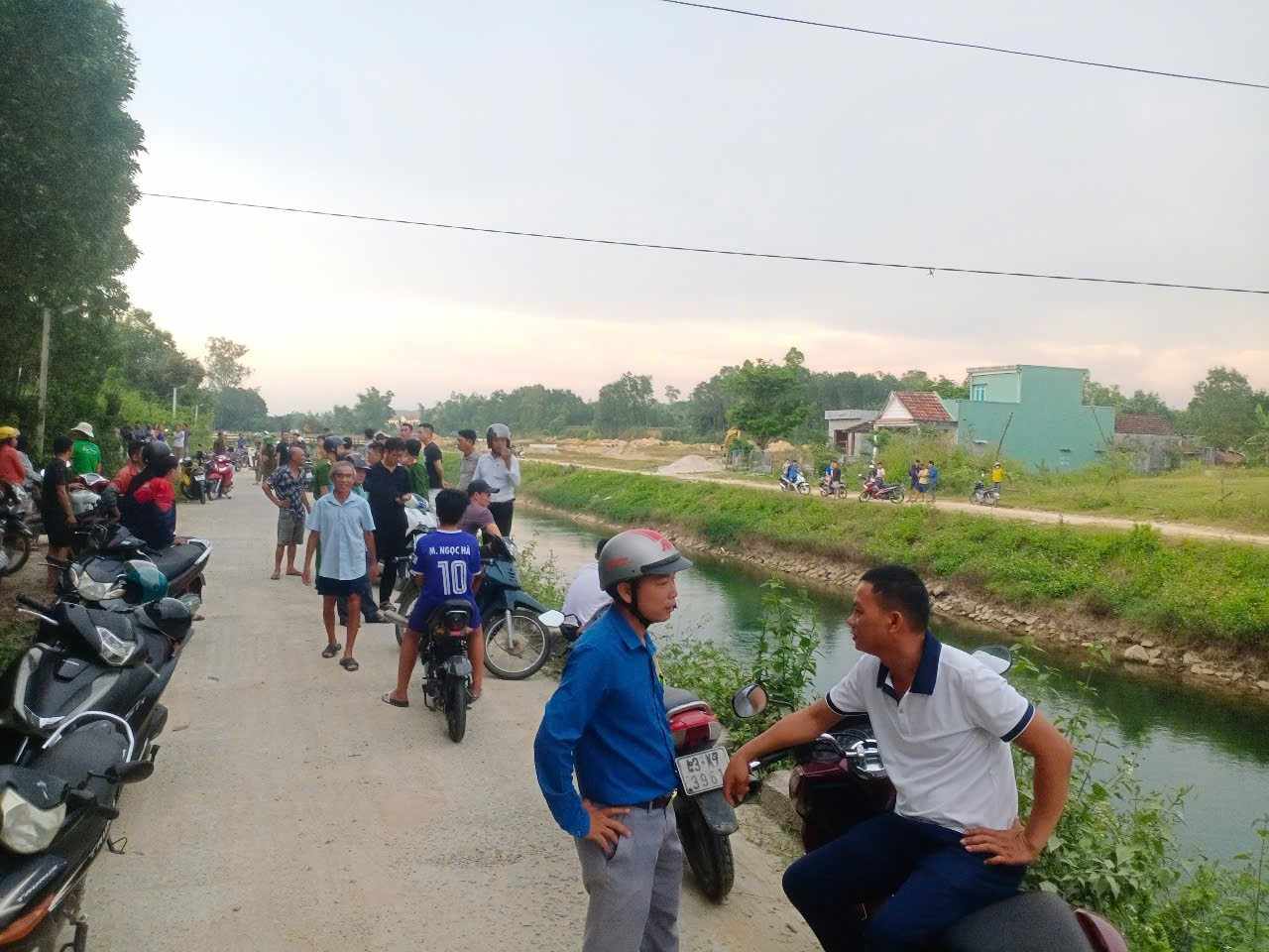 Phát hiện thi thể 2 mẹ con dưới kênh ở Quảng Nam- Ảnh 1.