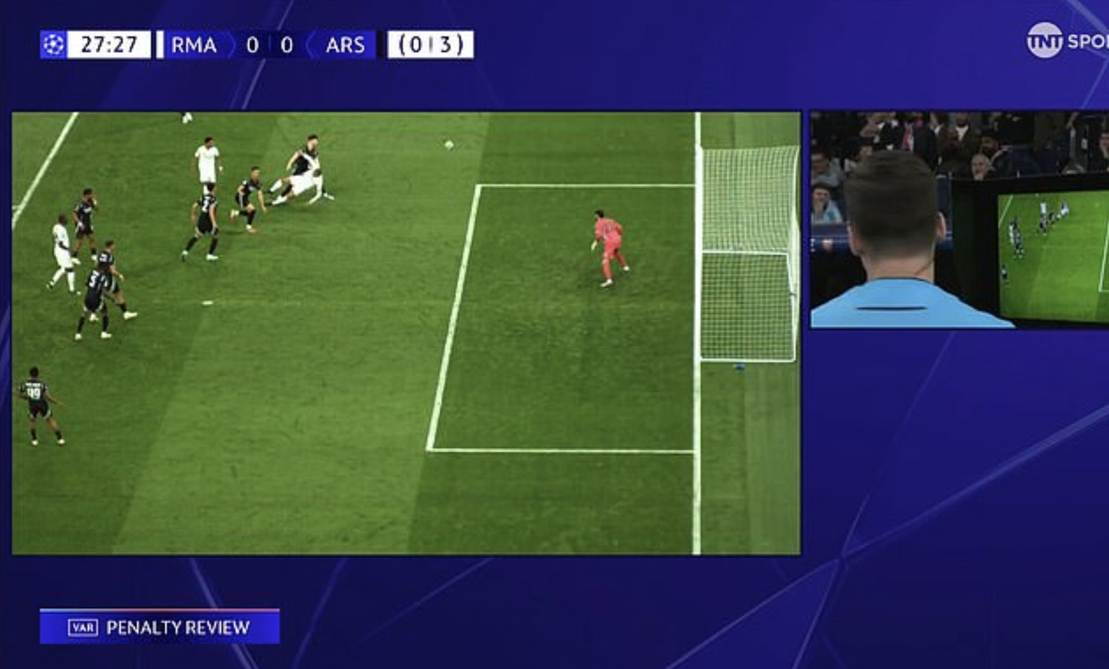Trọng t&agrave;i "bẻ c&ograve;i", vận rủi đ&egrave; nặng ng&agrave;y Real Madrid th&agrave;nh cựu vương- Ảnh 3.