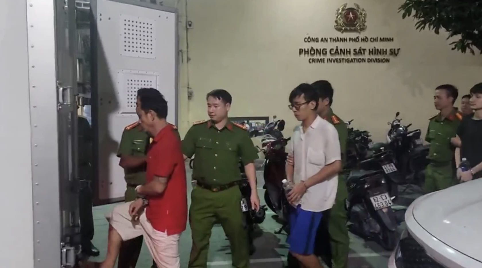 Công an TP HCM bắt nhóm bảo kê ở chợ Bình Tây- Ảnh 4.