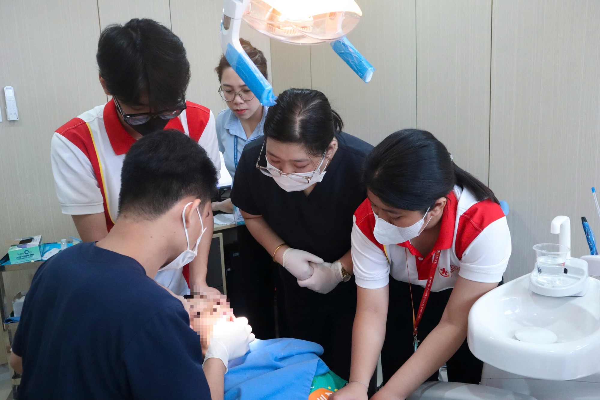 Bệnh viện Đại học Y dược Bu&ocirc;n Ma Thuột đồng h&agrave;nh chăm s&oacute;c răng miệng cho trẻ em bại n&atilde;o- Ảnh 1.