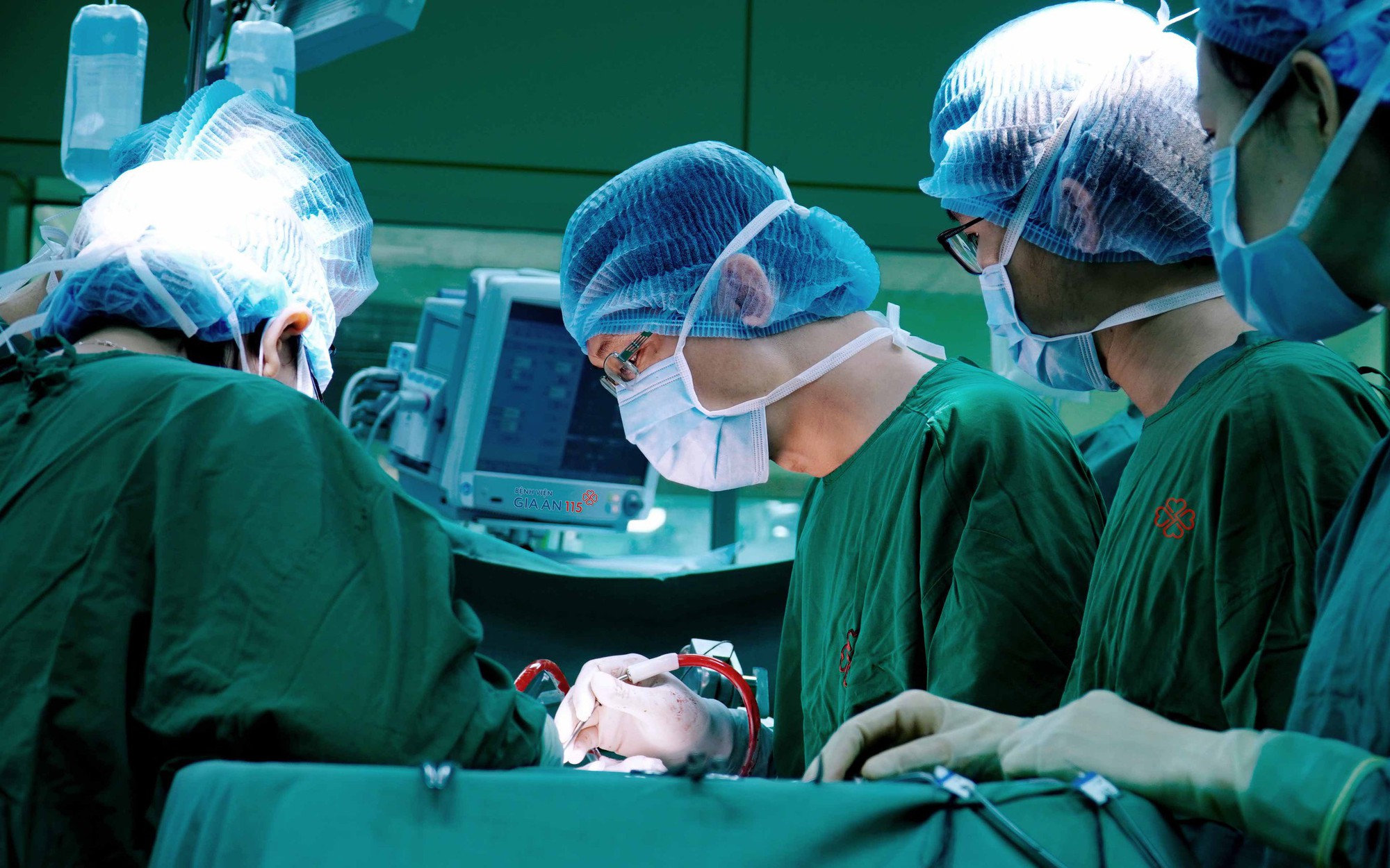 Cứu người đàn ông bị 4 khối u trong bụng mà không biết