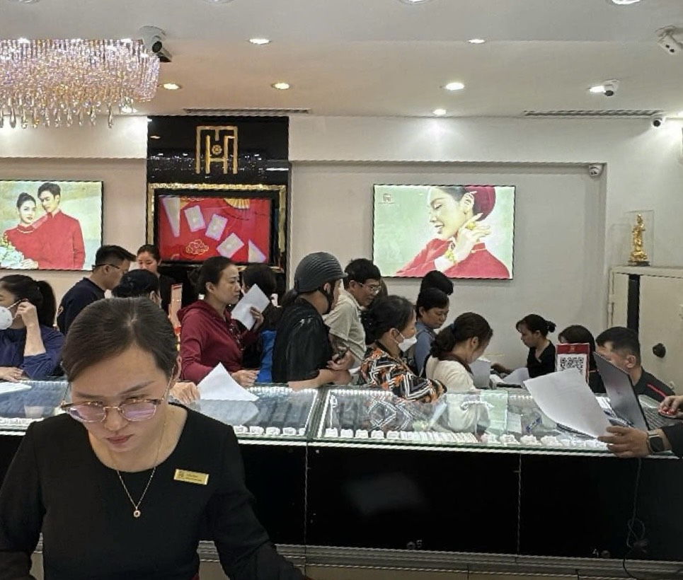 Gi&aacute; v&agrave;ng lập đỉnh 118 triệu đồng/lượng, người d&acirc;n vẫn đi mua t&iacute;ch trữ- Ảnh 1.