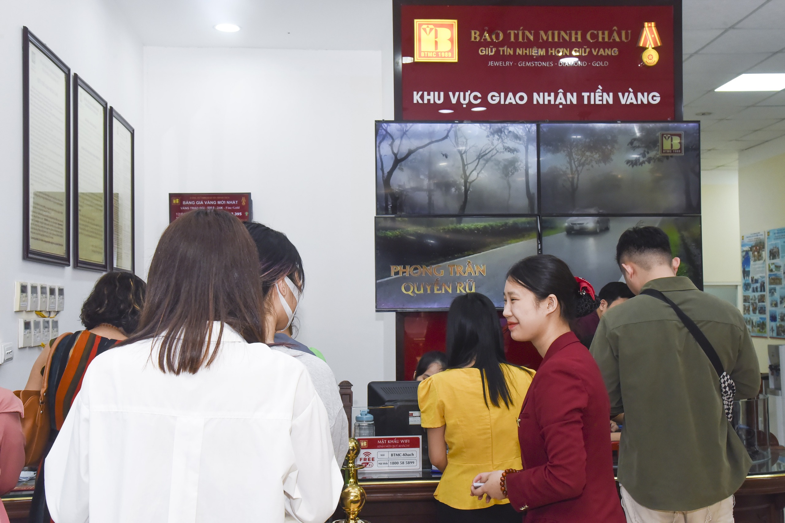 Gi&aacute; v&agrave;ng lập đỉnh 118 triệu đồng/lượng, người d&acirc;n vẫn đi mua t&iacute;ch trữ- Ảnh 3.