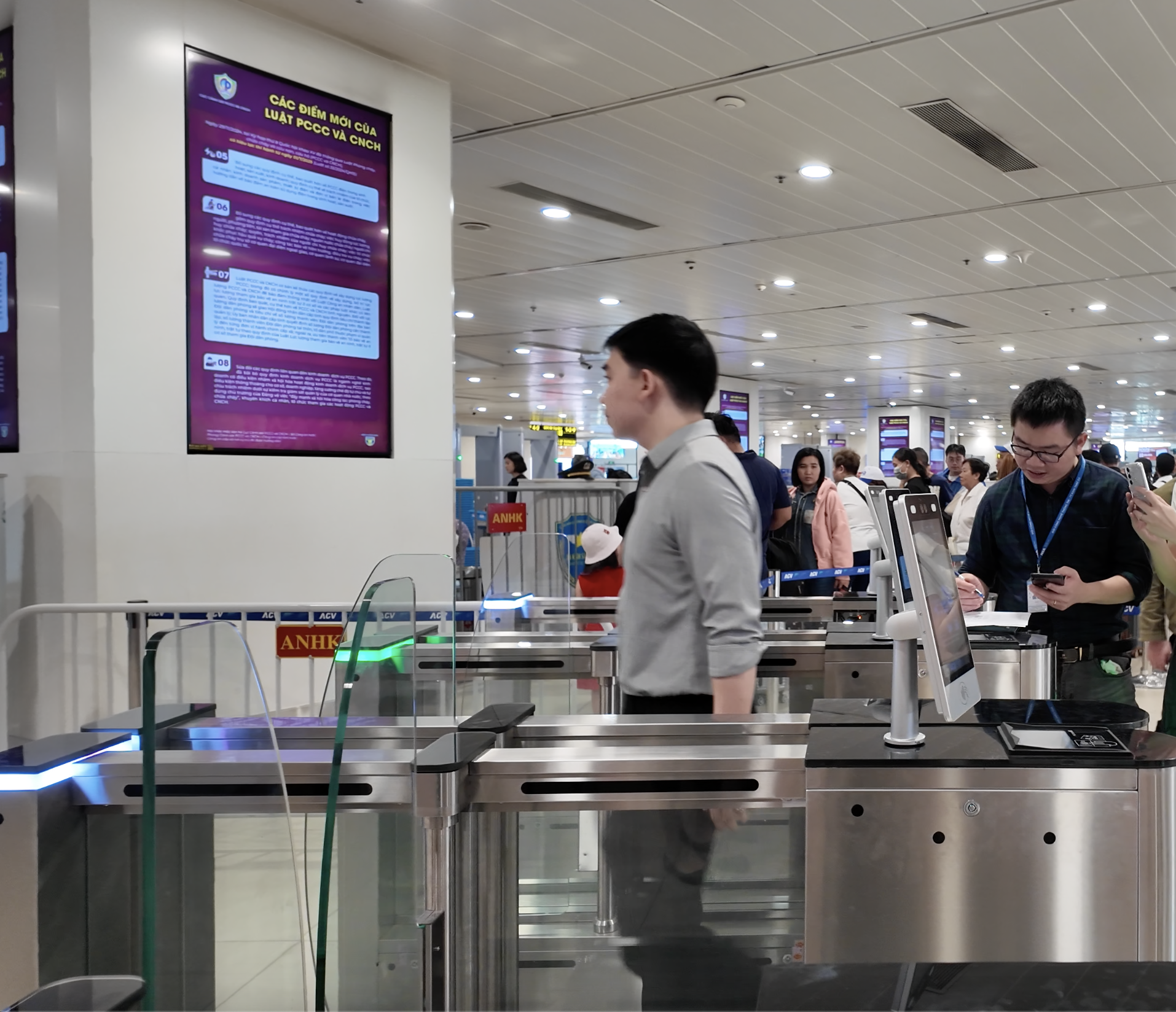 Vietnam Airlines tiên phong áp dụng thủ tục bay không giấy tờ- Ảnh 1.