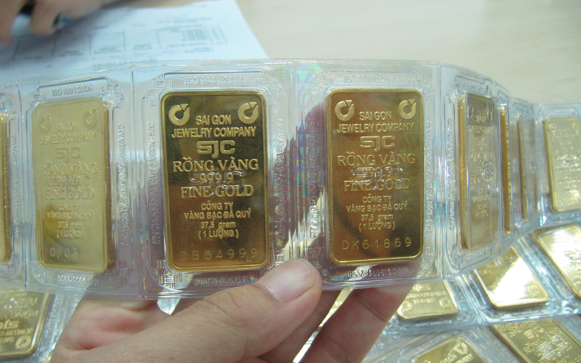 Một ngân hàng bất ngờ hạ giá bán khoản nợ gần 6.000 lượng vàng SJC