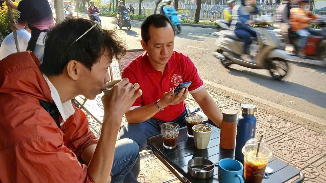 Niềm vui mỗi ngày bên ly cà phê quán quen cùng bạn bè