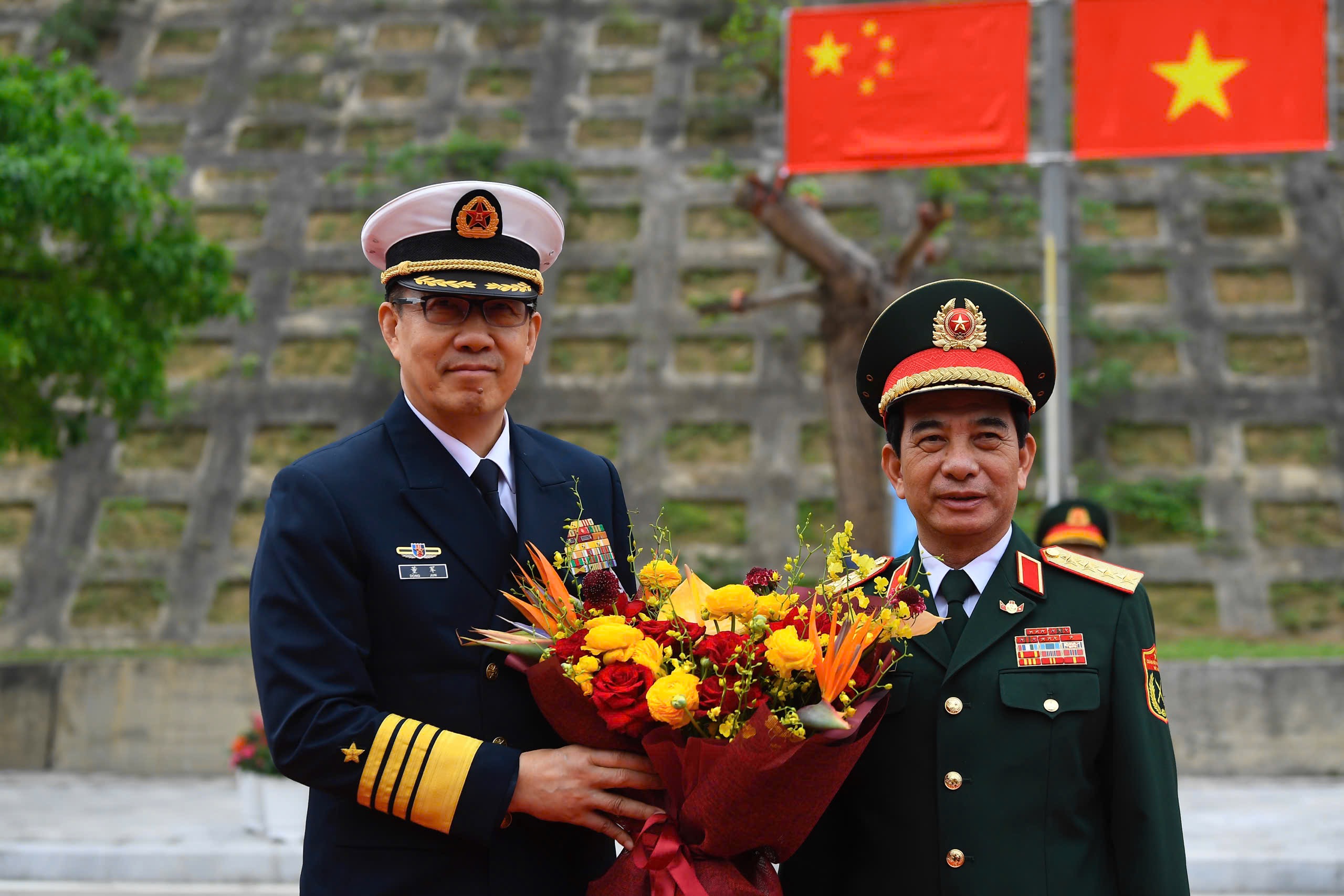 Bộ trưởng Phan Văn Giang đón Bộ trưởng Quốc phòng Trung Quốc sang Việt Nam giao lưu hữu nghị- Ảnh 1.