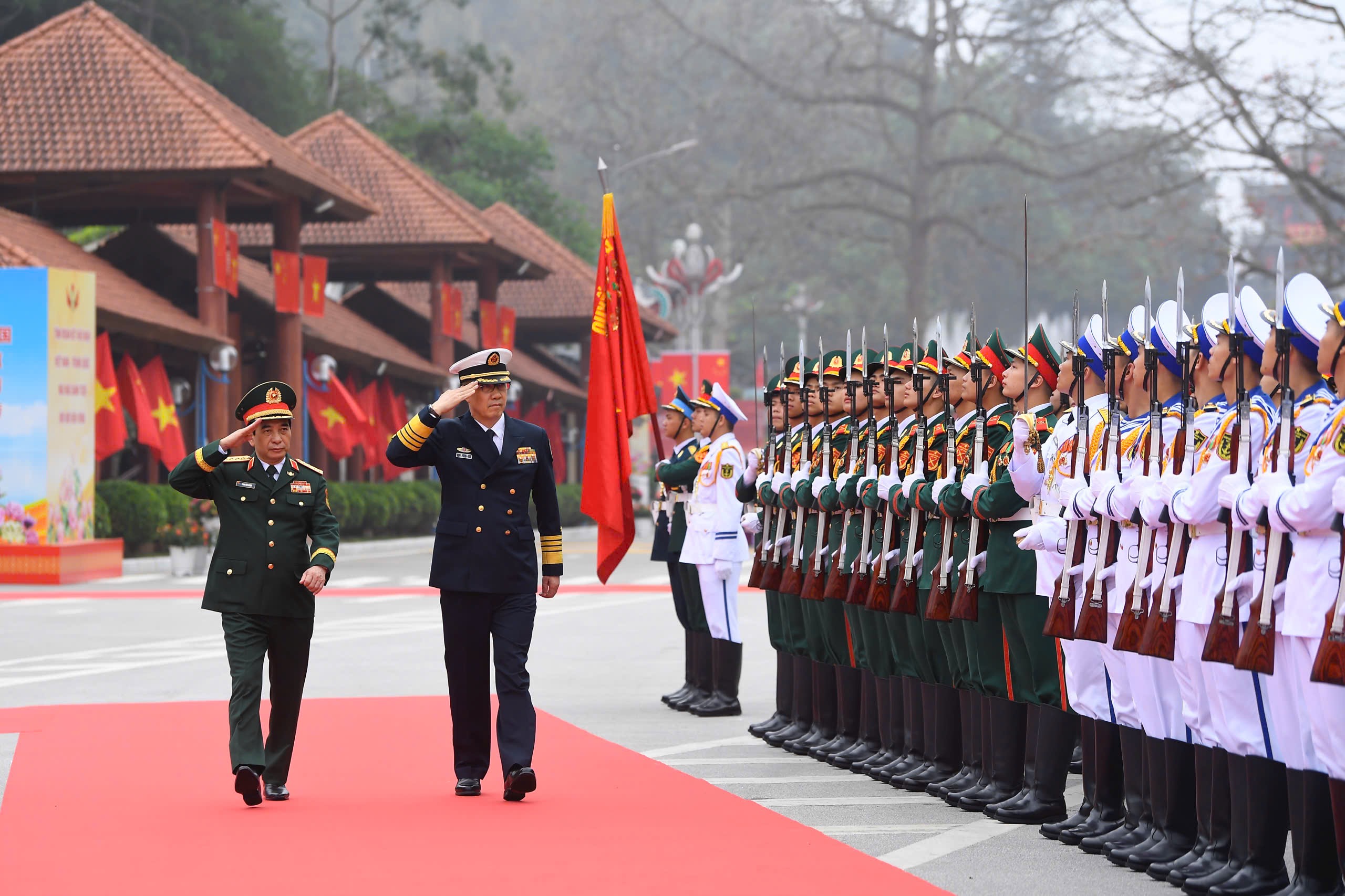 Bộ trưởng Phan Văn Giang đón Bộ trưởng Quốc phòng Trung Quốc sang Việt Nam giao lưu hữu nghị- Ảnh 2.