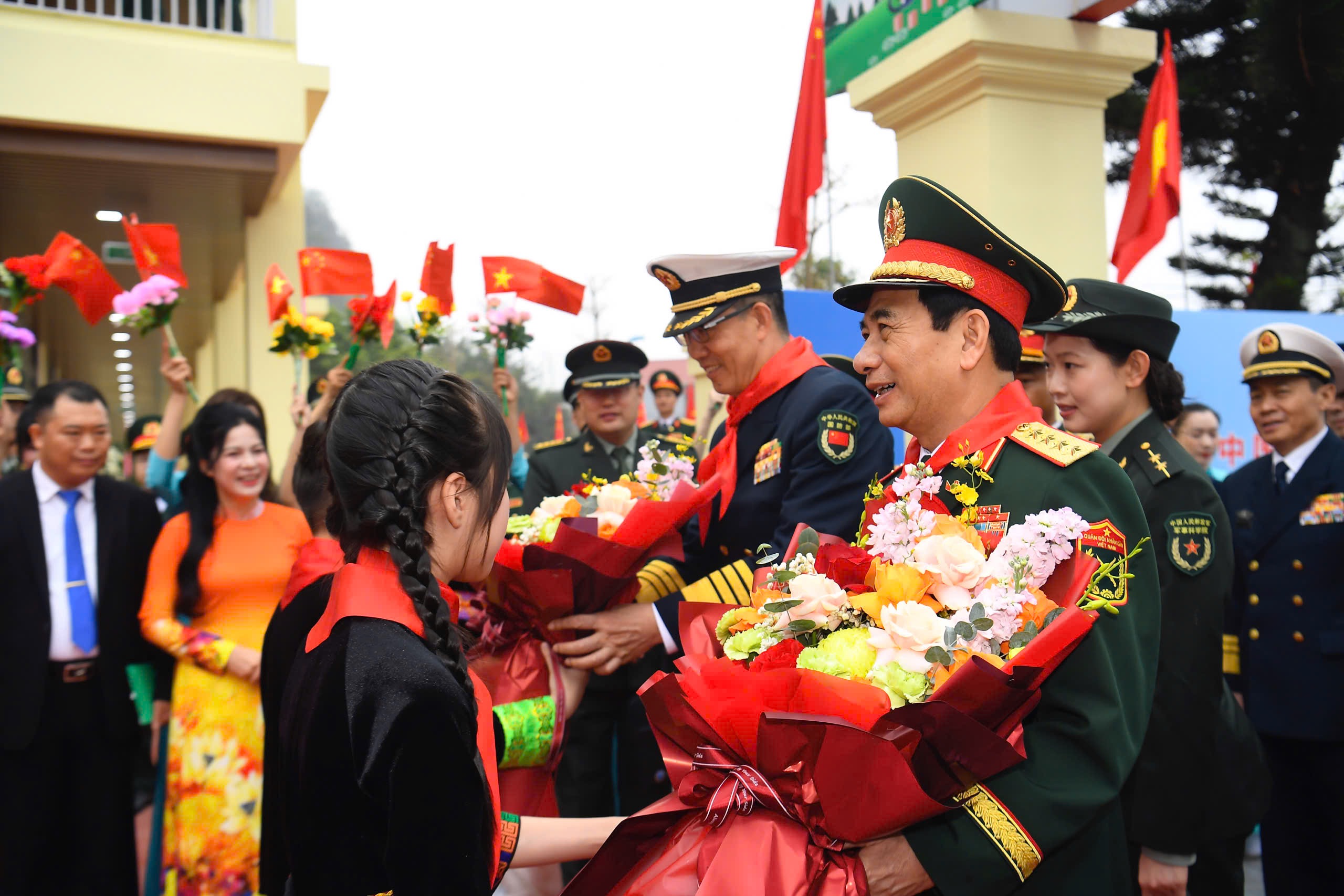Bộ trưởng Phan Văn Giang đón Bộ trưởng Quốc phòng Trung Quốc sang Việt Nam giao lưu hữu nghị- Ảnh 6.