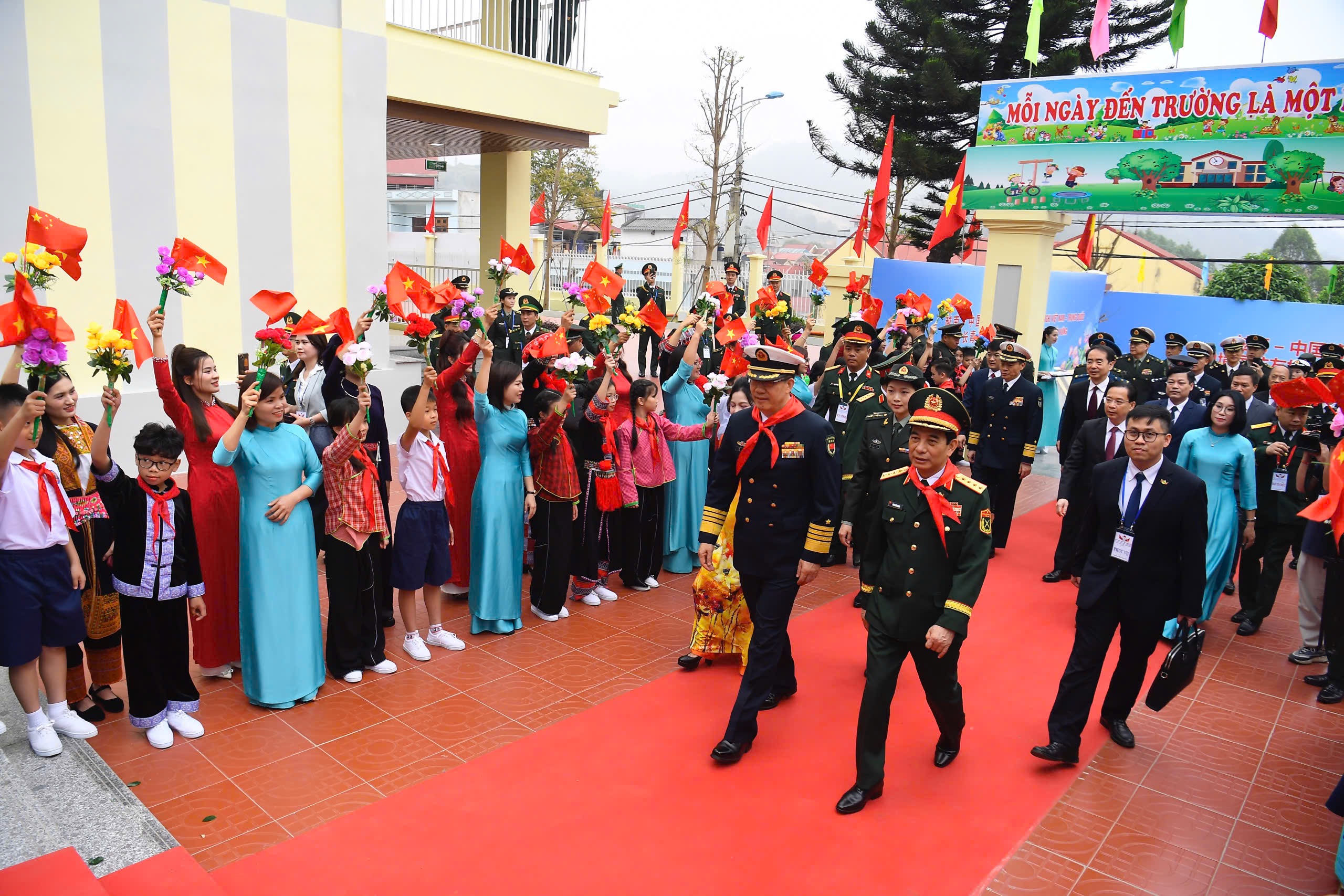 Bộ trưởng Phan Văn Giang đón Bộ trưởng Quốc phòng Trung Quốc sang Việt Nam giao lưu hữu nghị- Ảnh 4.