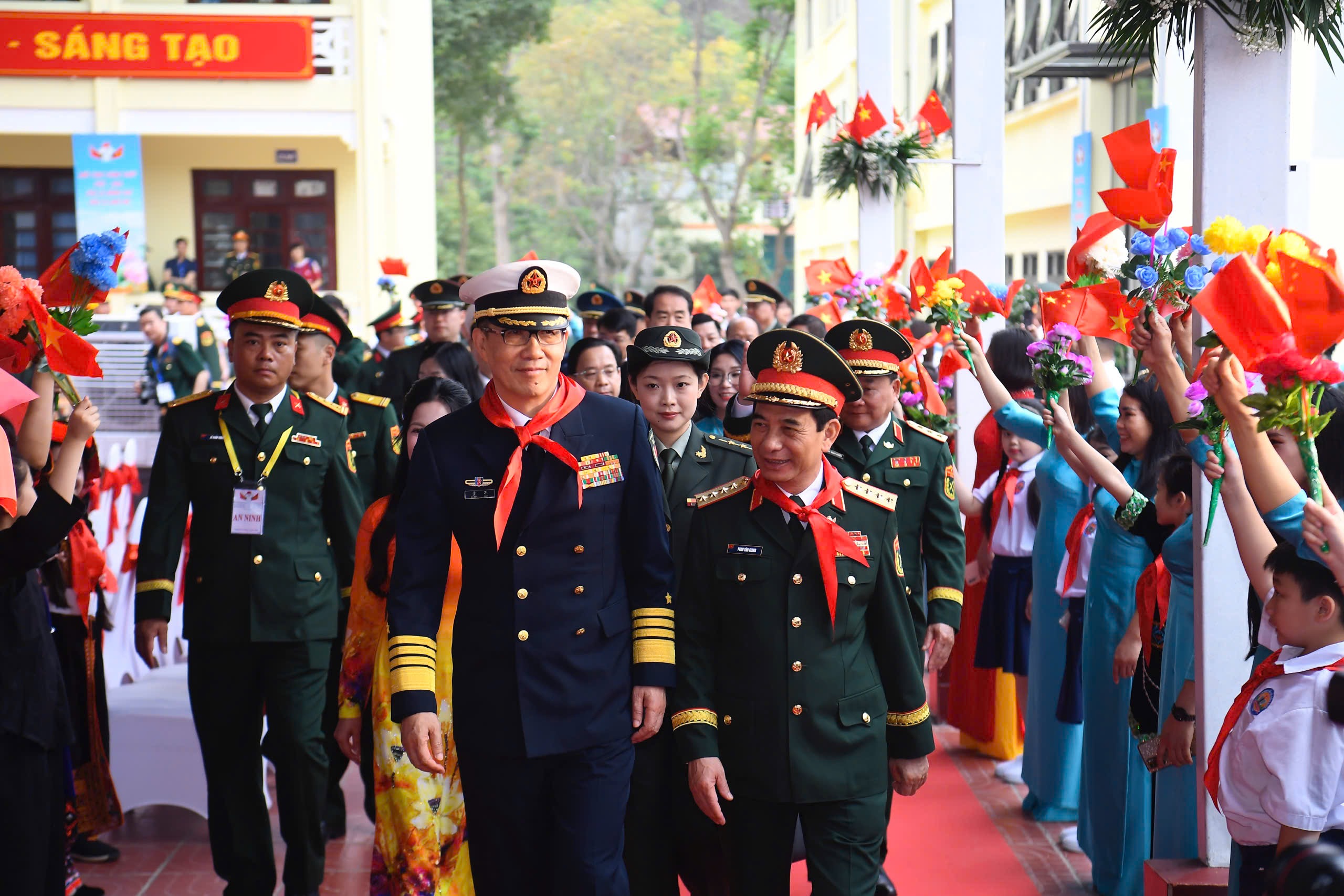Bộ trưởng Phan Văn Giang đón Bộ trưởng Quốc phòng Trung Quốc sang Việt Nam giao lưu hữu nghị- Ảnh 5.