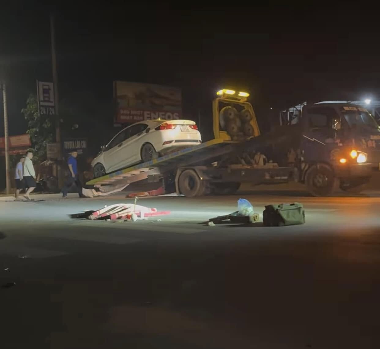 VIDEO: Xe m&aacute;y lao như &ldquo;t&ecirc;n bắn&rdquo; v&agrave;o &ocirc; t&ocirc;, 3 người thương vong- Ảnh 2.