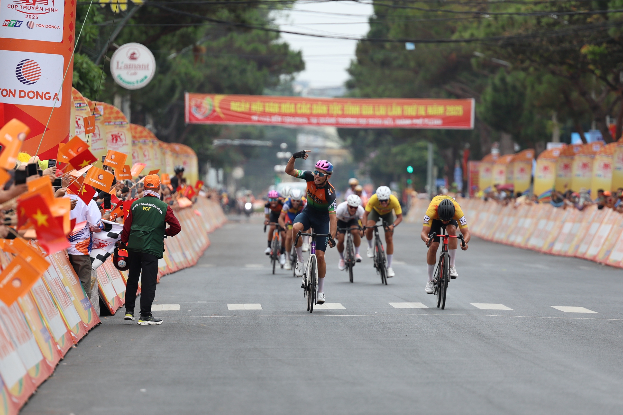 Chặng 13 C&uacute;p truyền h&igrave;nh HTV - T&ocirc;n Đ&ocirc;ng &Aacute; 2025: Chiến thắng k&eacute;p cho Le Fruit Maxxis Đồng Nai- Ảnh 7.