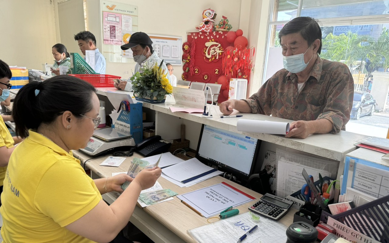Lý do đổi thời gian trả lương hưu, trợ cấp BHXH tháng 5-2025