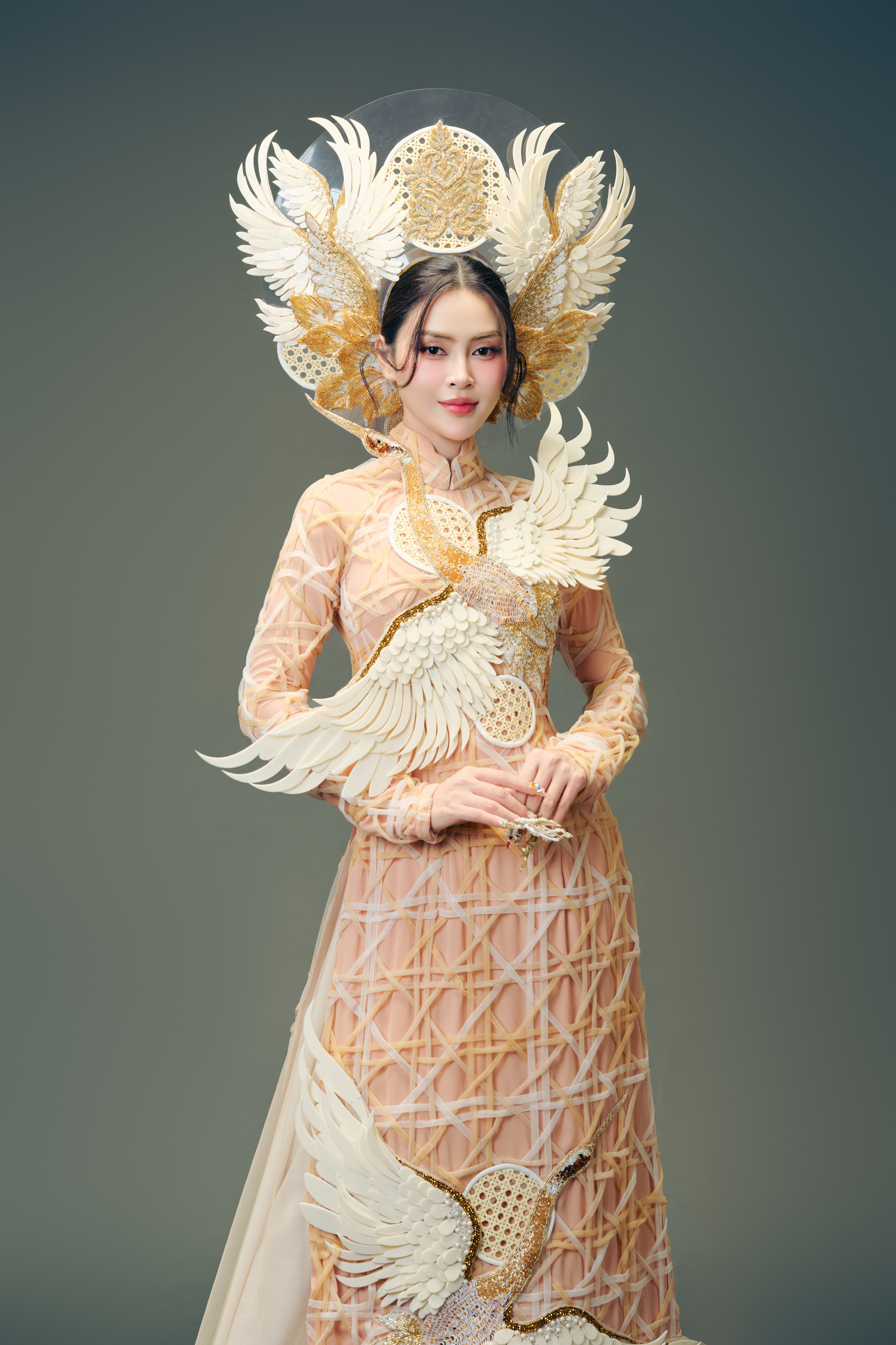 Hoa hậu Lý Kim Thảo hoá "mẹ cò", diện áo dài làm từ 200m vải- Ảnh 4.