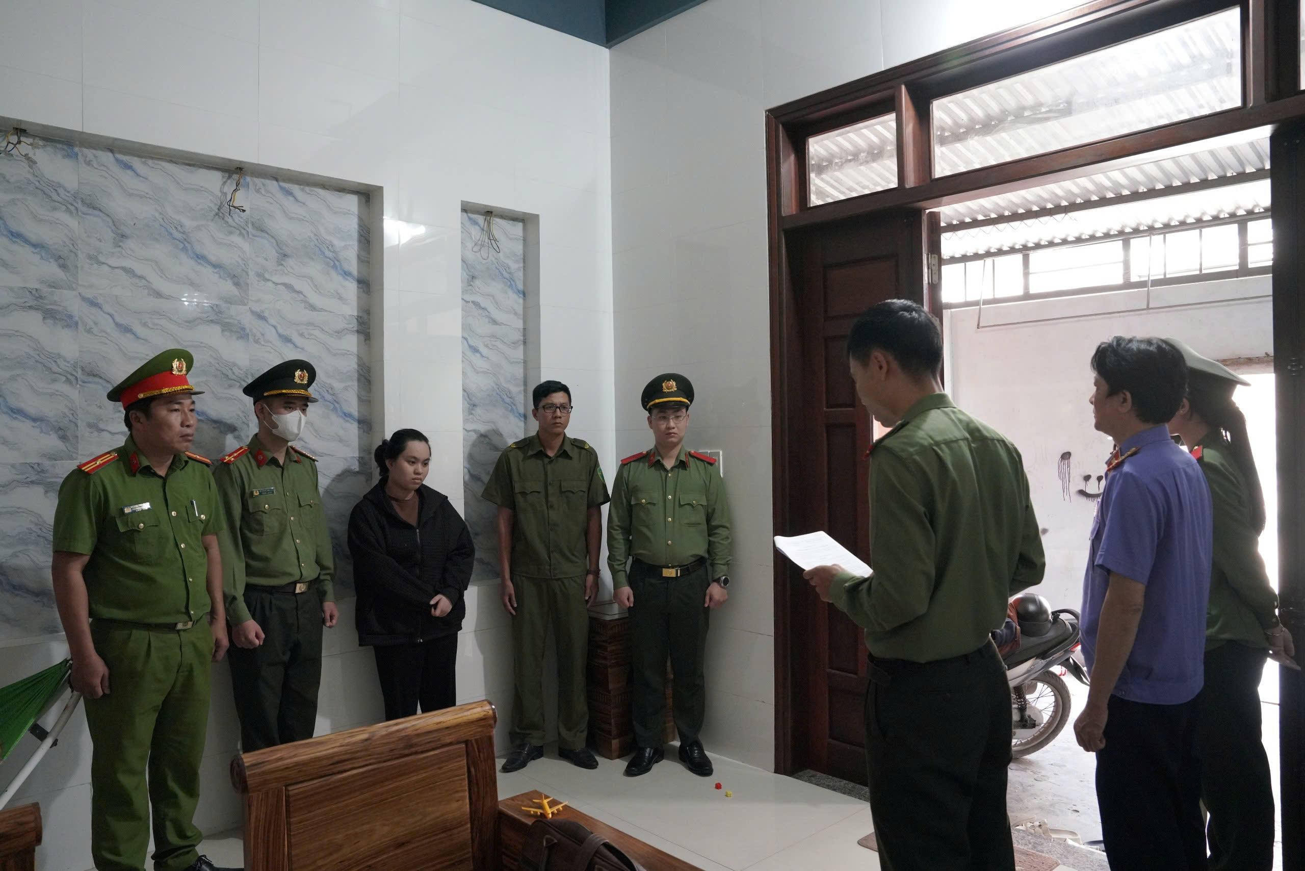 Ai l&agrave; nạn nh&acirc;n bị Phan Thị Nhật Vi lừa đảo th&igrave; h&atilde;y li&ecirc;n hệ gấp với c&ocirc;ng an- Ảnh 1.