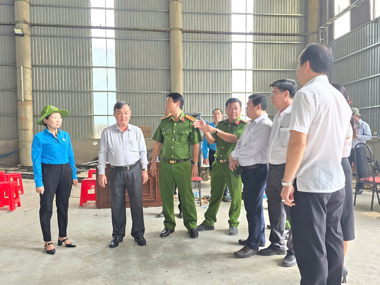 Vụ sập nh&agrave; xưởng khiến 3 người tử vong: Ph&oacute; Chủ tịch tỉnh B&igrave;nh Dương đến hiện trường- Ảnh 1.