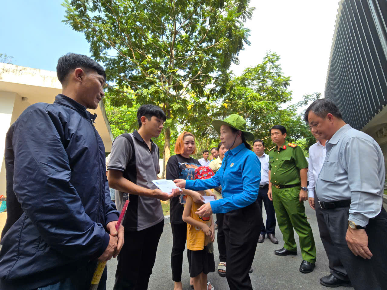 Vụ sập nh&agrave; xưởng khiến 3 người tử vong: Ph&oacute; Chủ tịch tỉnh B&igrave;nh Dương đến hiện trường- Ảnh 5.