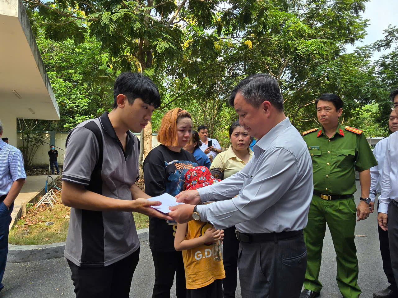 Vụ sập nh&agrave; xưởng khiến 3 người tử vong: Ph&oacute; Chủ tịch tỉnh B&igrave;nh Dương đến hiện trường- Ảnh 4.