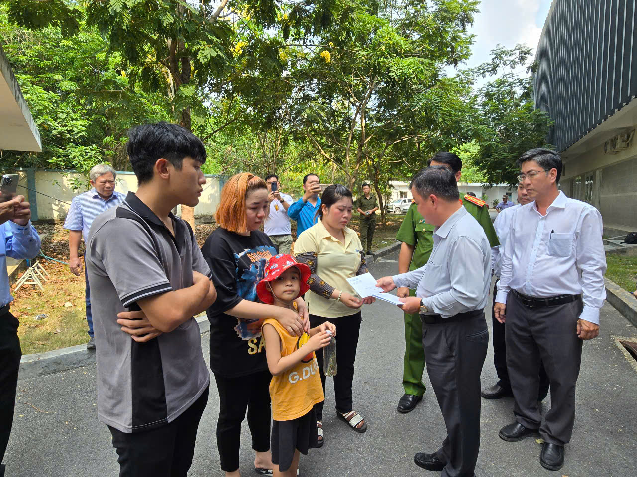 Vụ sập nh&agrave; xưởng khiến 3 người tử vong: Ph&oacute; Chủ tịch tỉnh B&igrave;nh Dương đến hiện trường- Ảnh 3.